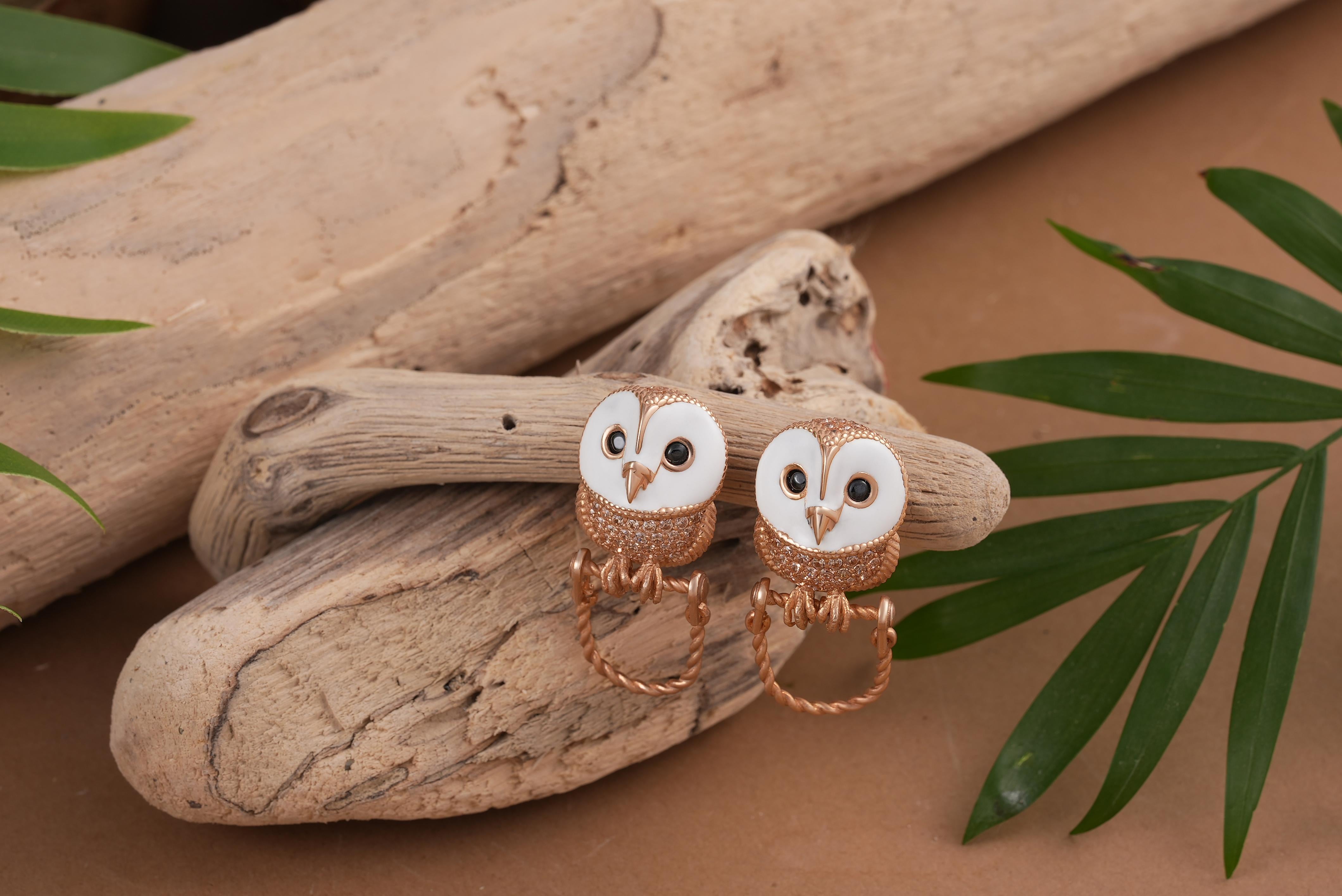 The barn owl is recognized for its unique heart-shaped face and silent flight, making it a cherished symbol of wisdom and enigma. These earrings beautifully embody the essence of the barn owl through their meticulous design and meticulous attention