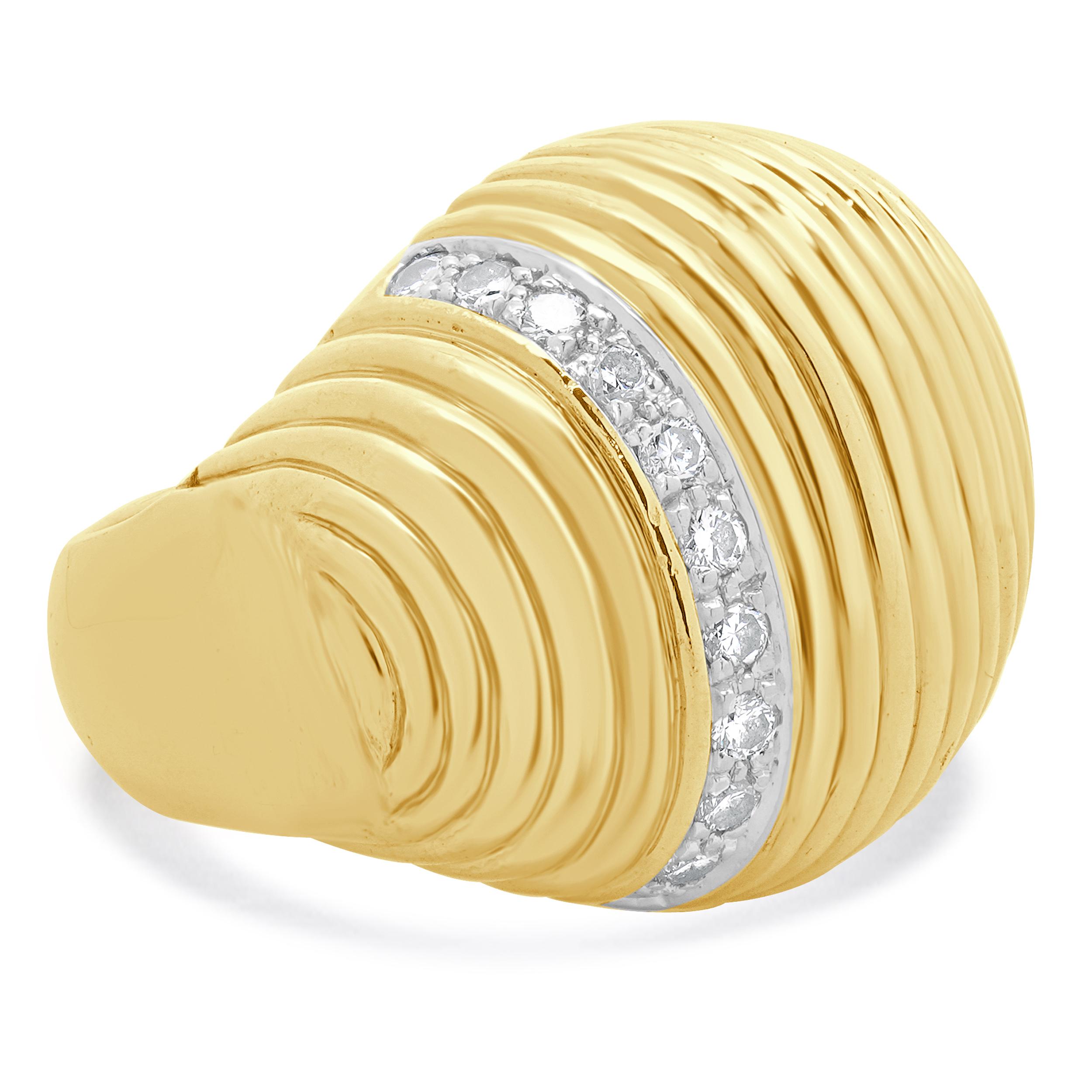 Diseñador: Sevan
Material: oro amarillo de 18 quilates
Diamante: 11 talla redonda = 0,30ctw
Color: H
Claridad: SI1
Tamaño del anillo: 7
Peso: 33.8 gramos