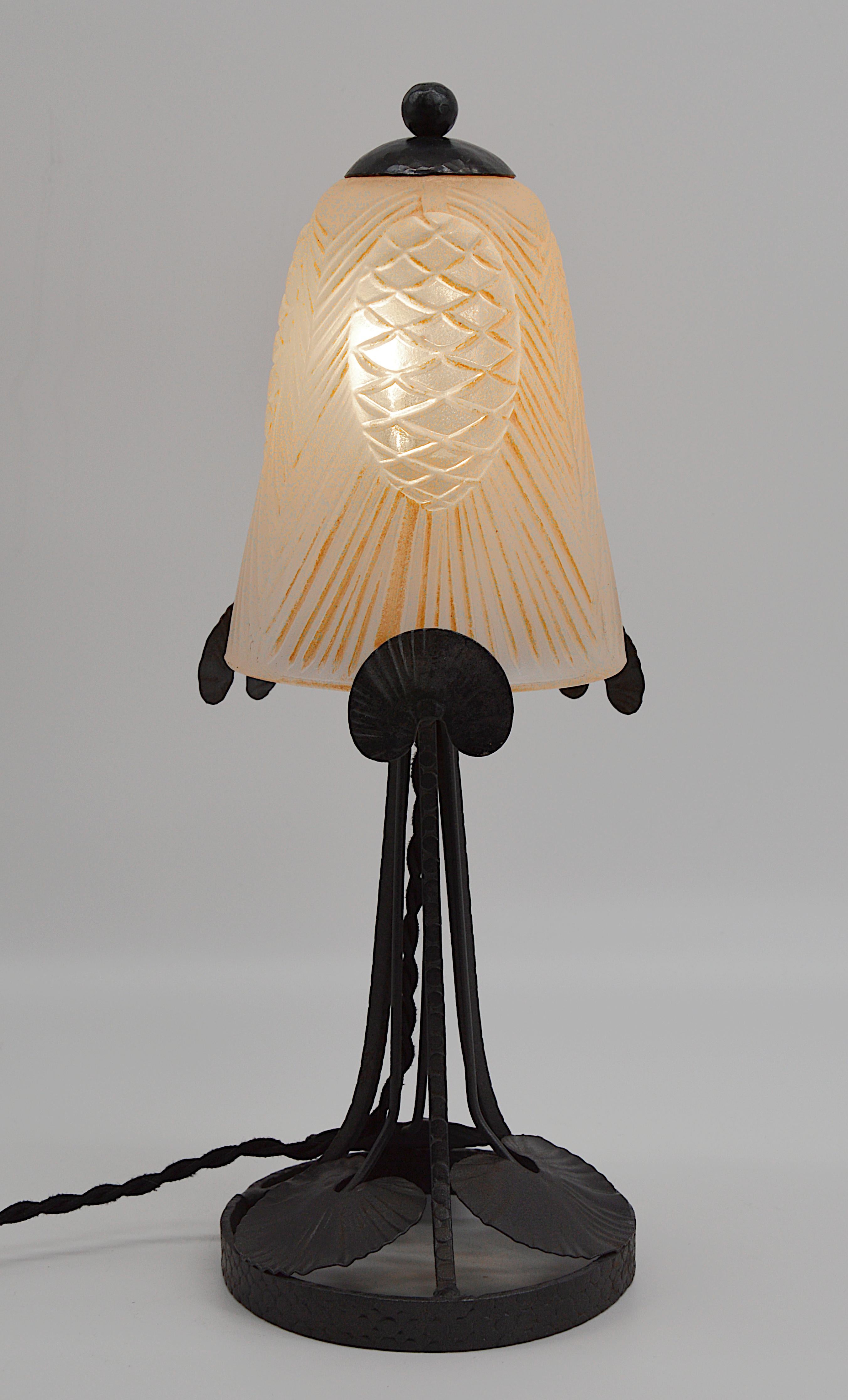 French Art Deco table lamp by Société d'Exploitation des Verreries de Bagneaux, 7 rue de Surène, Paris, France, 1920s. Same period as Muller Freres, Degue, etc. Patinated frosted molded glass shade on its wrought iron base. Measures: height