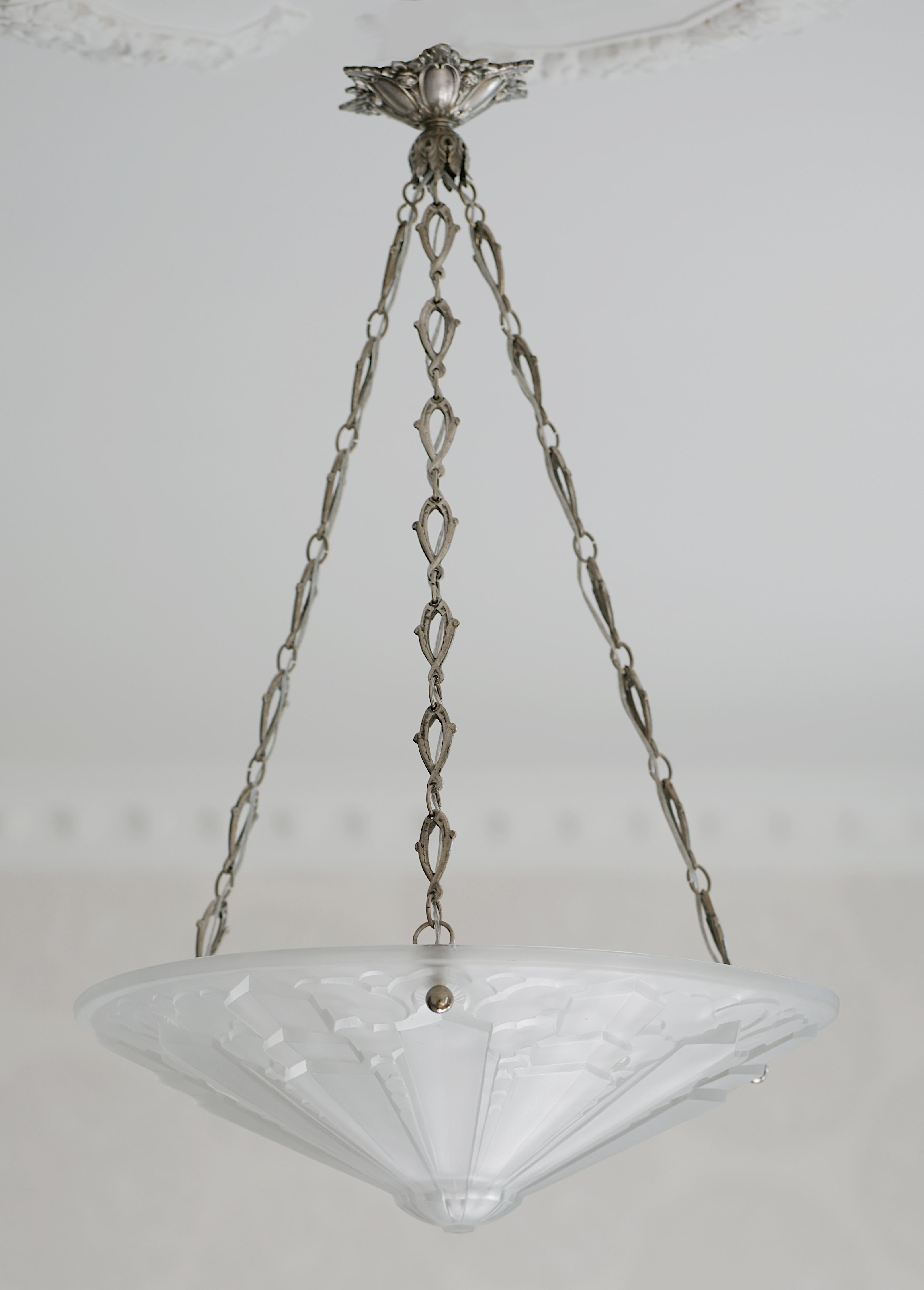 Wide French Art Deco pendant chandelier by Société d'Exploitation des Verreries de Bagneaux, 7 rue de Surène, Paris, France, ca.1925. Frosted molded glass shade hung at its original silverplated brass fixture. Height : 24.4