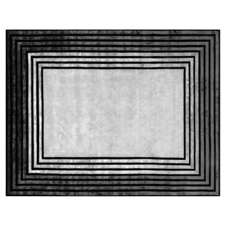 Tappeto SEVEN 400 di Illulian
Dimensioni: D400 x H300 cm 
Materiali: Lana 80%, seta 20%
Sono disponibili varianti e i prezzi possono variare a seconda dei materiali e delle dimensioni.

Illulian, storico e prestigioso marchio di tappeti, rinomato a