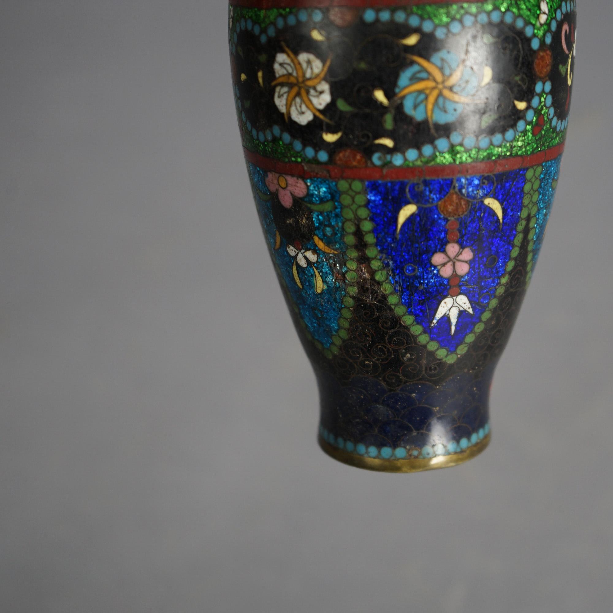 Sept vases chinois anciens émaillés cloisonnés C1920 en vente 10
