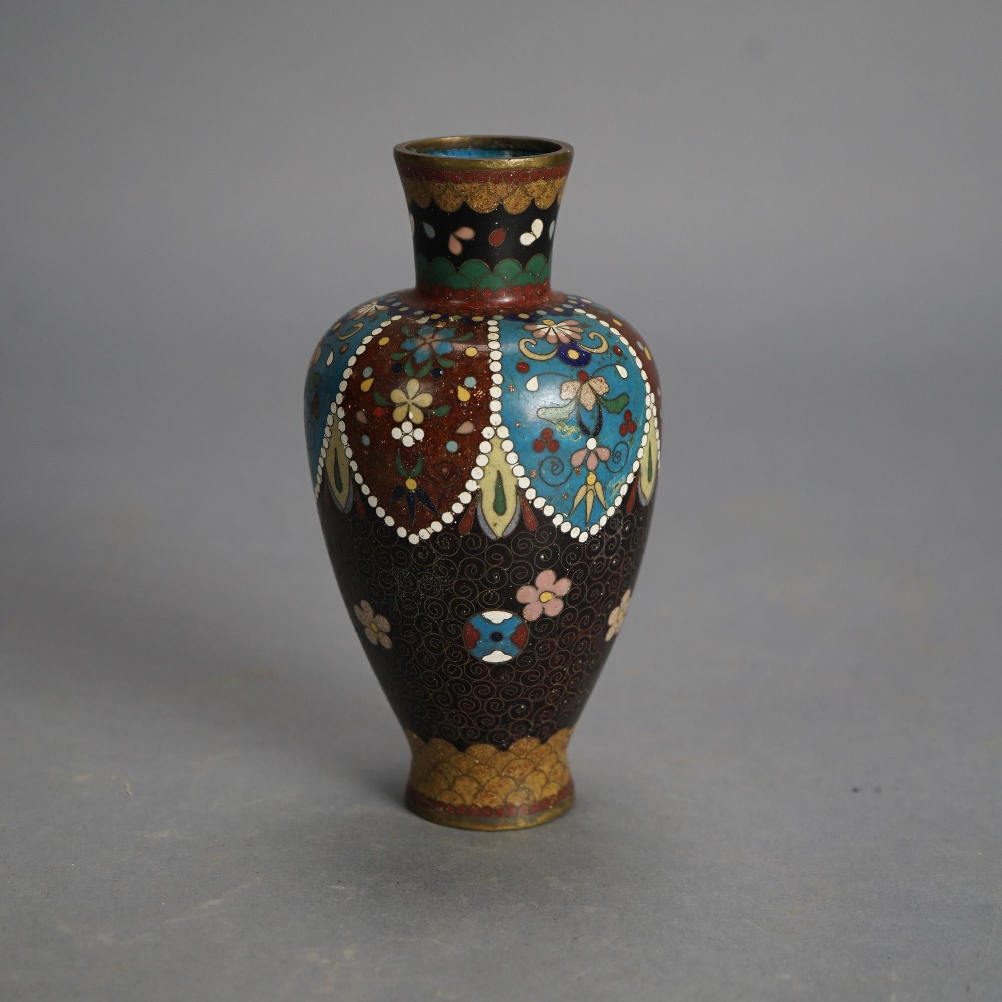 Sept vases chinois anciens émaillés cloisonnés C1920 en vente 11