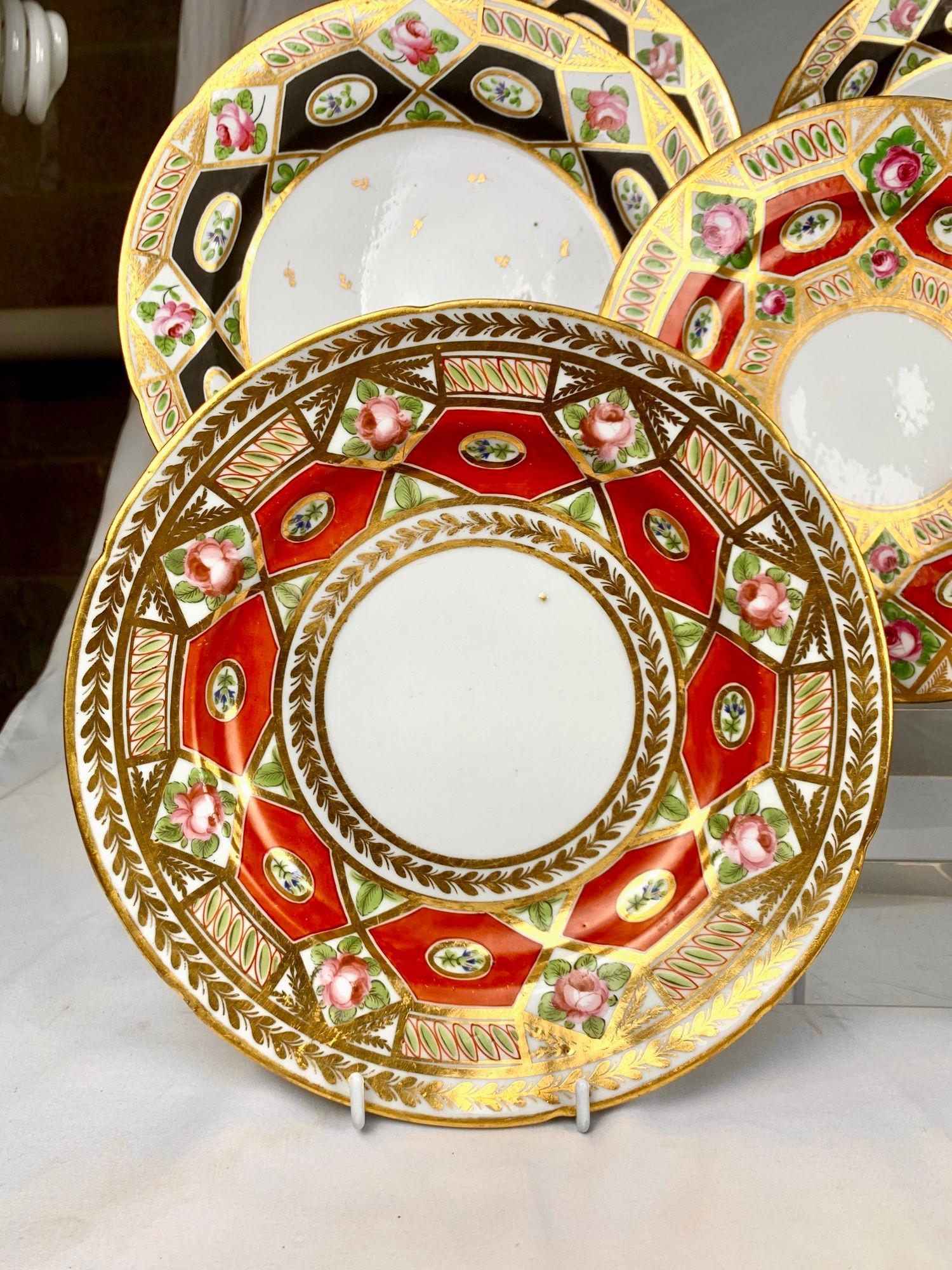 Dieses Set aus sieben schönen Tellern wurde um 1820 in Coalport Porcelain in Shropshire, England, handbemalt.
Das Church Gresley-Muster ist ein fabelhaftes Design und gehört zu den herausragenden Mustern der englischen Regency-Zeit.
Drei der Schalen