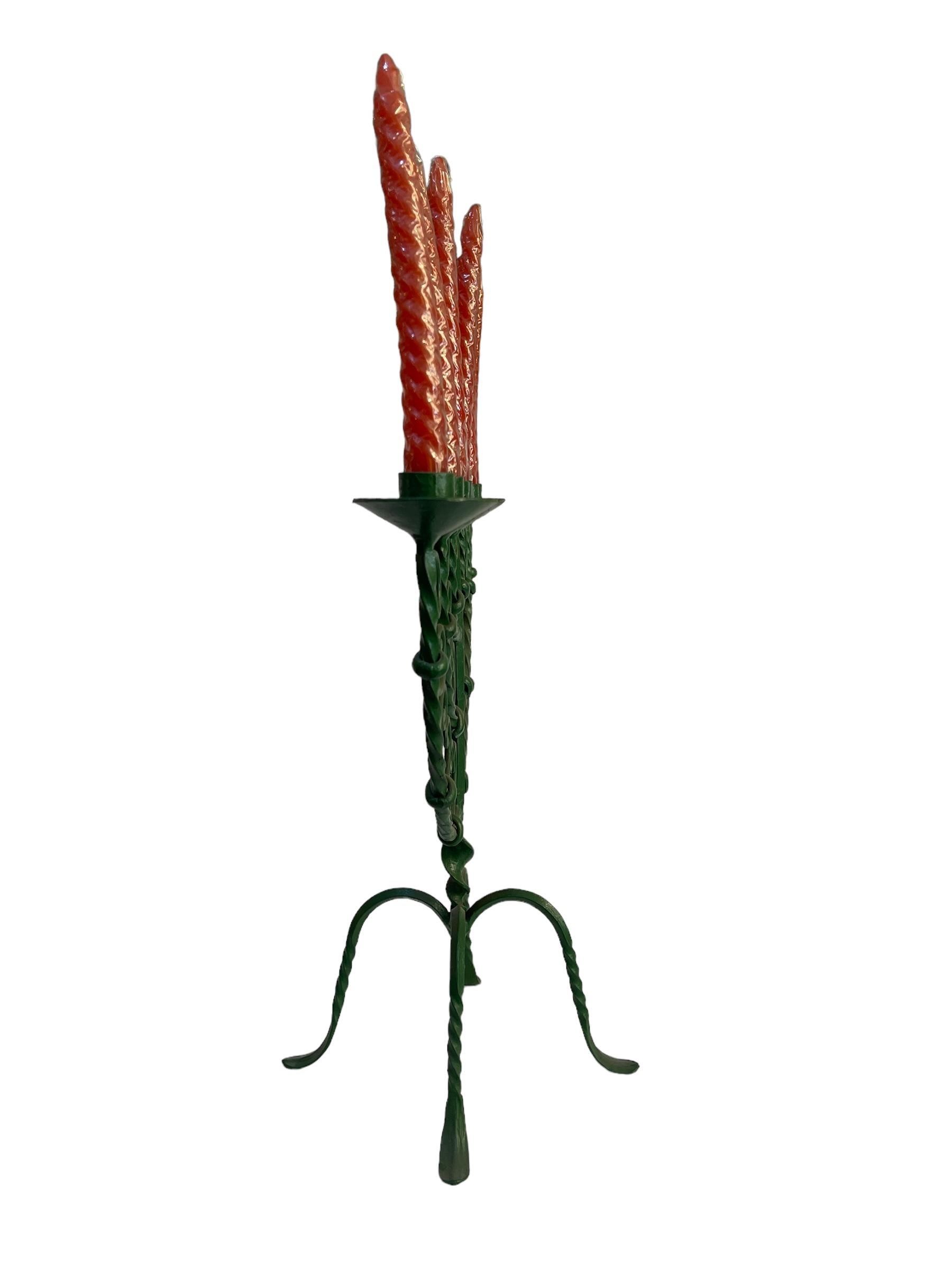 Seven-armed Jewish candelabra, wrought iron
Elegant seven-armed Jewish candelabra, made of green lacquered wrought iron.
Excellent condition, as shown in the photo
Dimensions: 48x26 cm, height (without candles) 42 cm