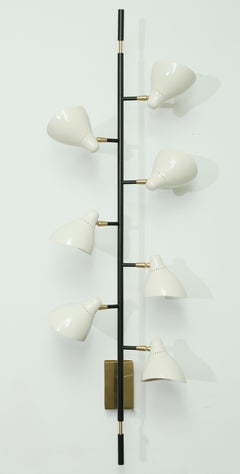 Coppia di grandi applique articolate in smalto e ottone, disponibili in magazzino