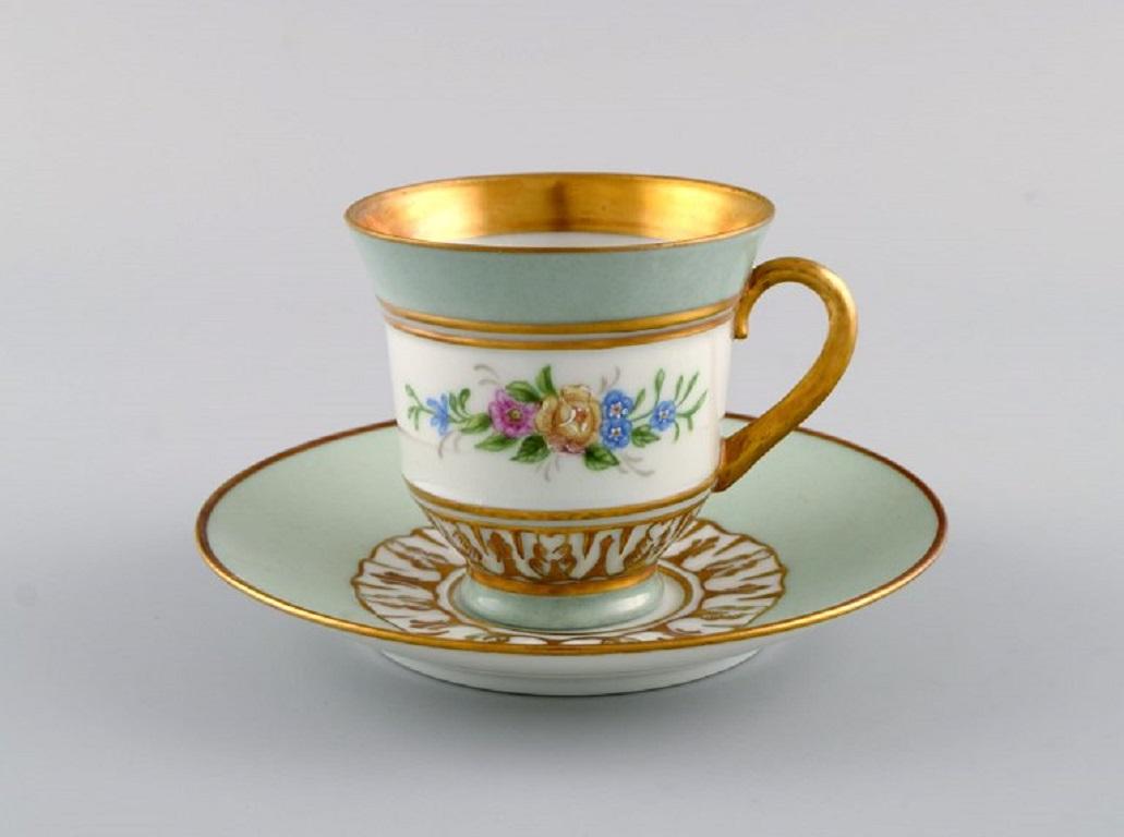 Seven Bing & Grøndahl coffee cups with saucers. 
Flowers and gold decoration on light green background. 1960s.
The cup measures: 7.5 x 7.3 cm.
Saucer diameter: 13.5 cm.
In excellent condition.
Stamped.
1st factory quality.