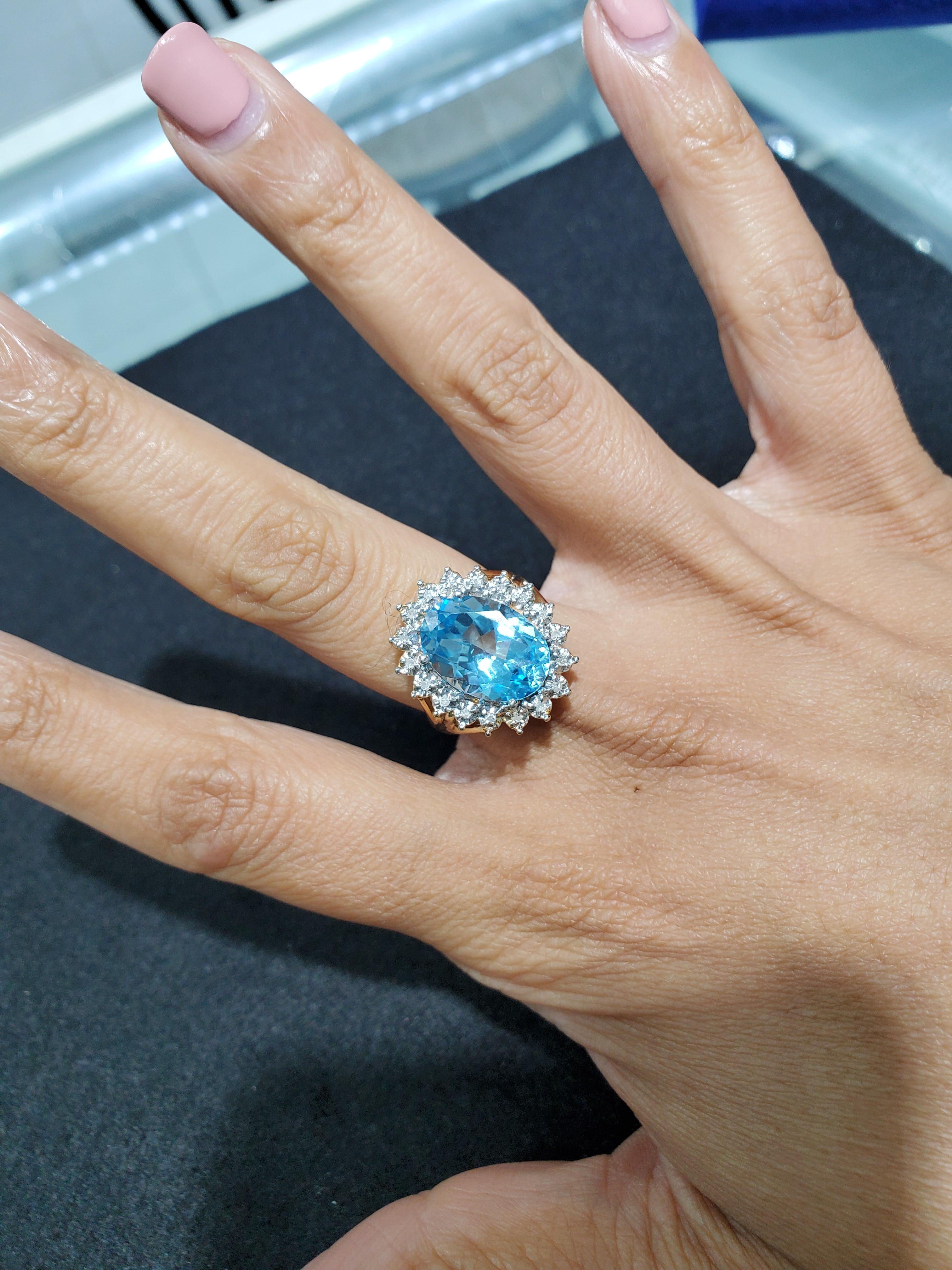 Taille ovale Bague de fiançailles halo de sept carats de topaze bleue et diamants en vente