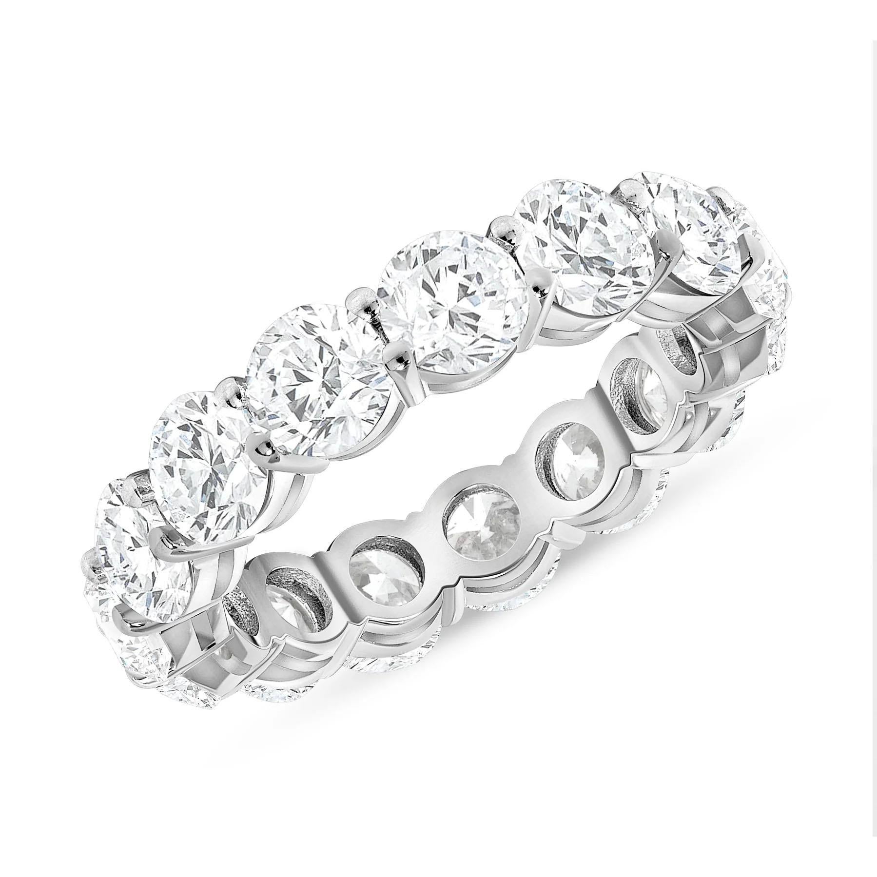Im Angebot: Eternity-Ring aus 14K Gold mit sieben Karat rundem Diamanten () 2