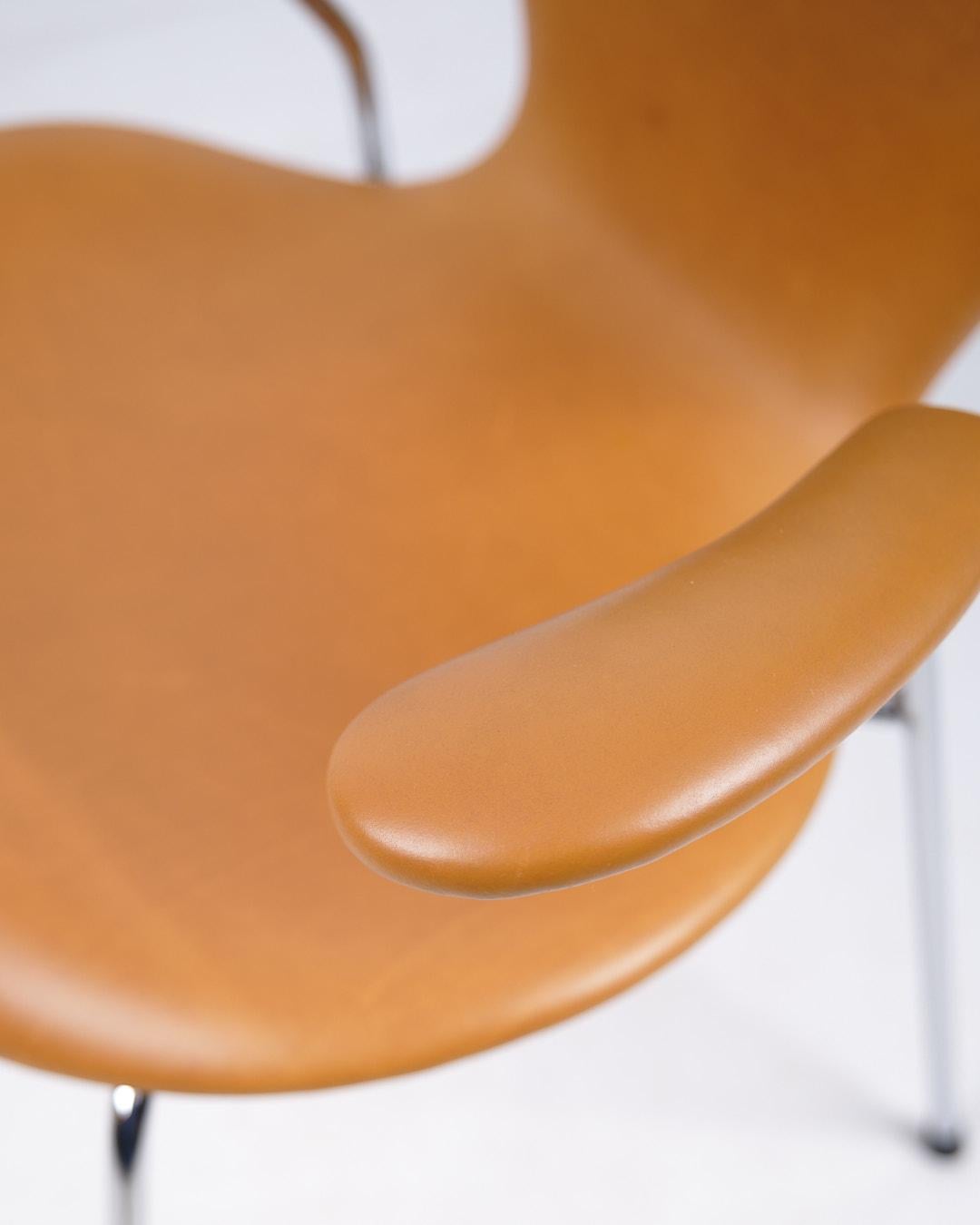 Sieben Stuhl mit Armlehne Model No. 3207 in Cognac Leder von Arne Jacobsen (Dänisch) im Angebot