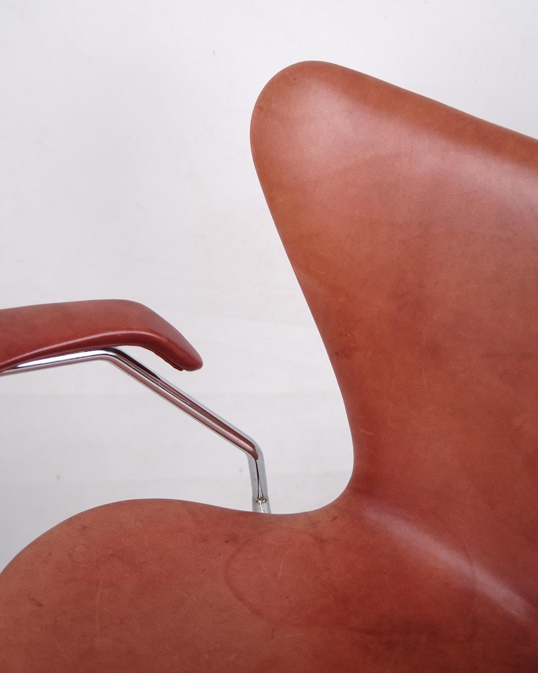 Danois Seven Chair With Armrest Model No 3207 In Cognac Leather By Arne Jacobsen en vente