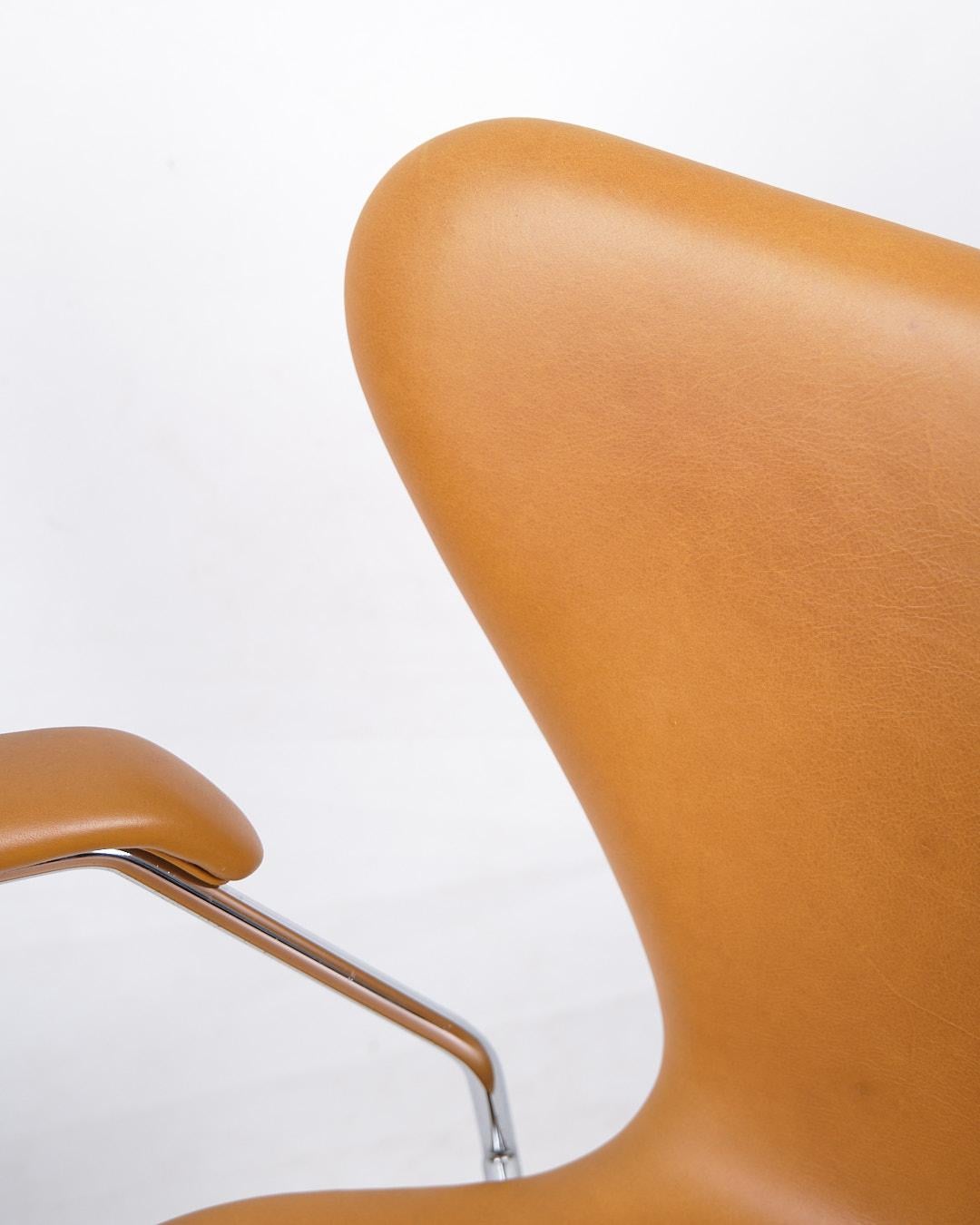 Sieben Stuhl mit Armlehne Model No. 3207 in Cognac Leder von Arne Jacobsen im Zustand „Hervorragend“ im Angebot in Lejre, DK