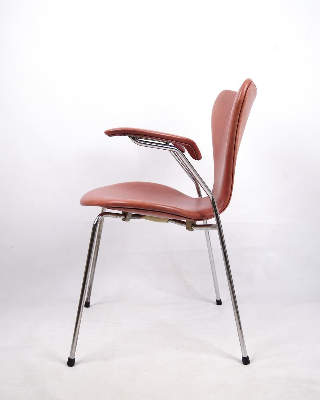 Seven Chair With Armrest Model No 3207 In Cognac Leather By Arne Jacobsen Bon état - En vente à Lejre, DK