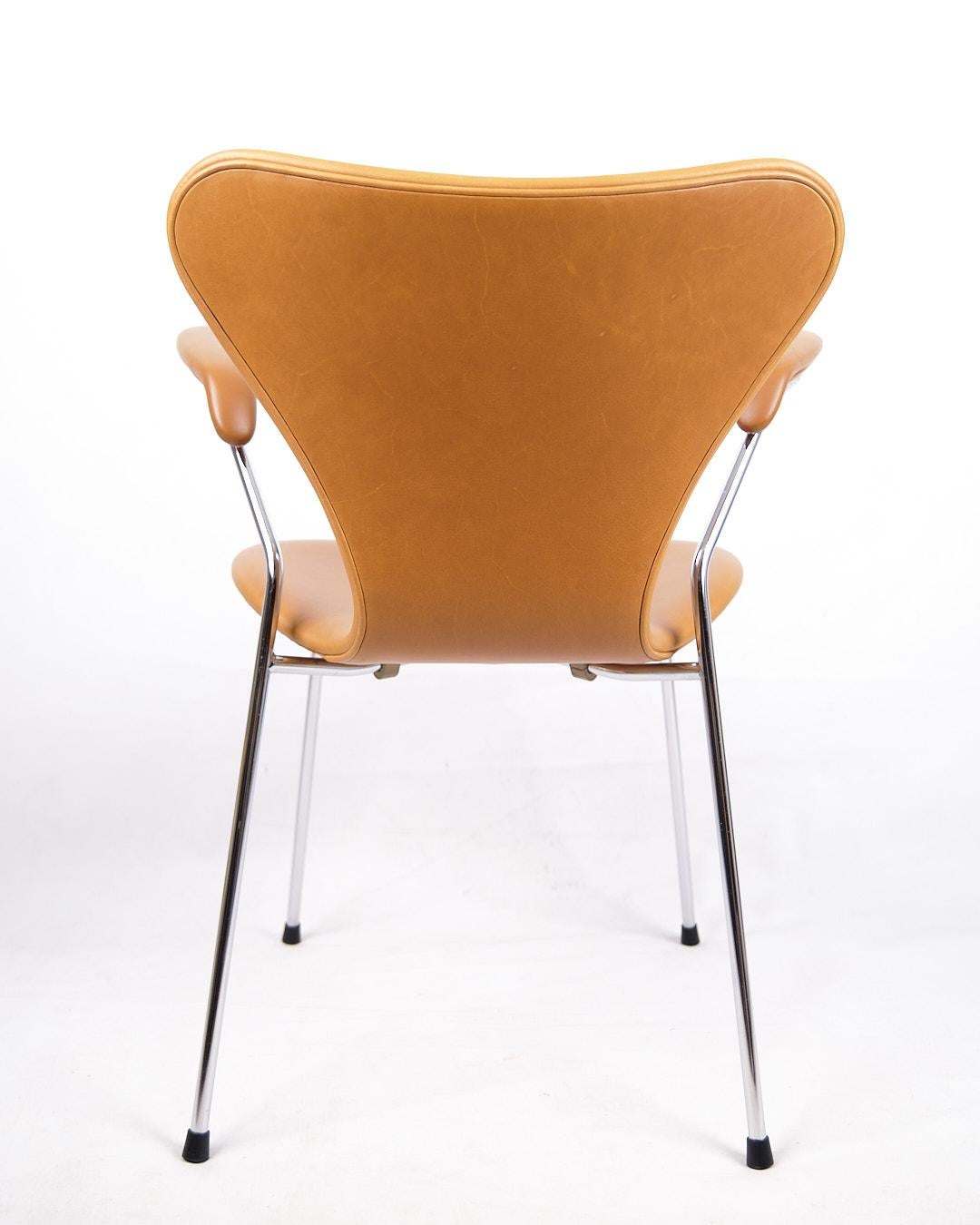 Sieben Stuhl mit Armlehne Model No. 3207 in Cognac Leder von Arne Jacobsen (Ende des 20. Jahrhunderts) im Angebot