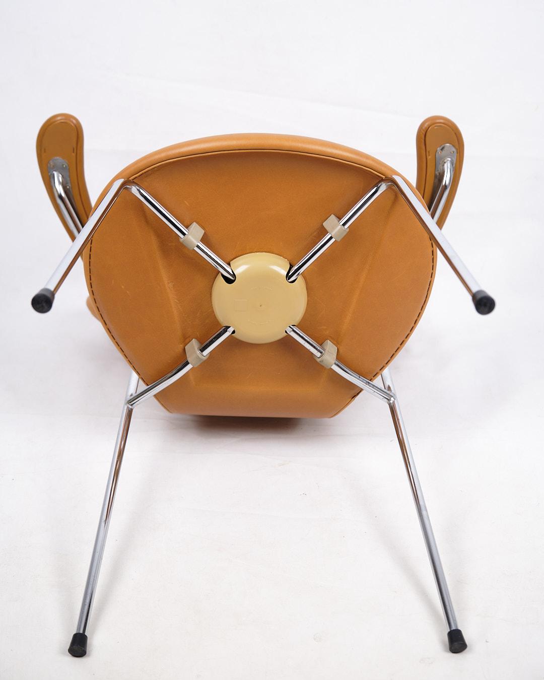 Sieben Stuhl mit Armlehne Model No. 3207 in Cognac Leder von Arne Jacobsen im Angebot 1