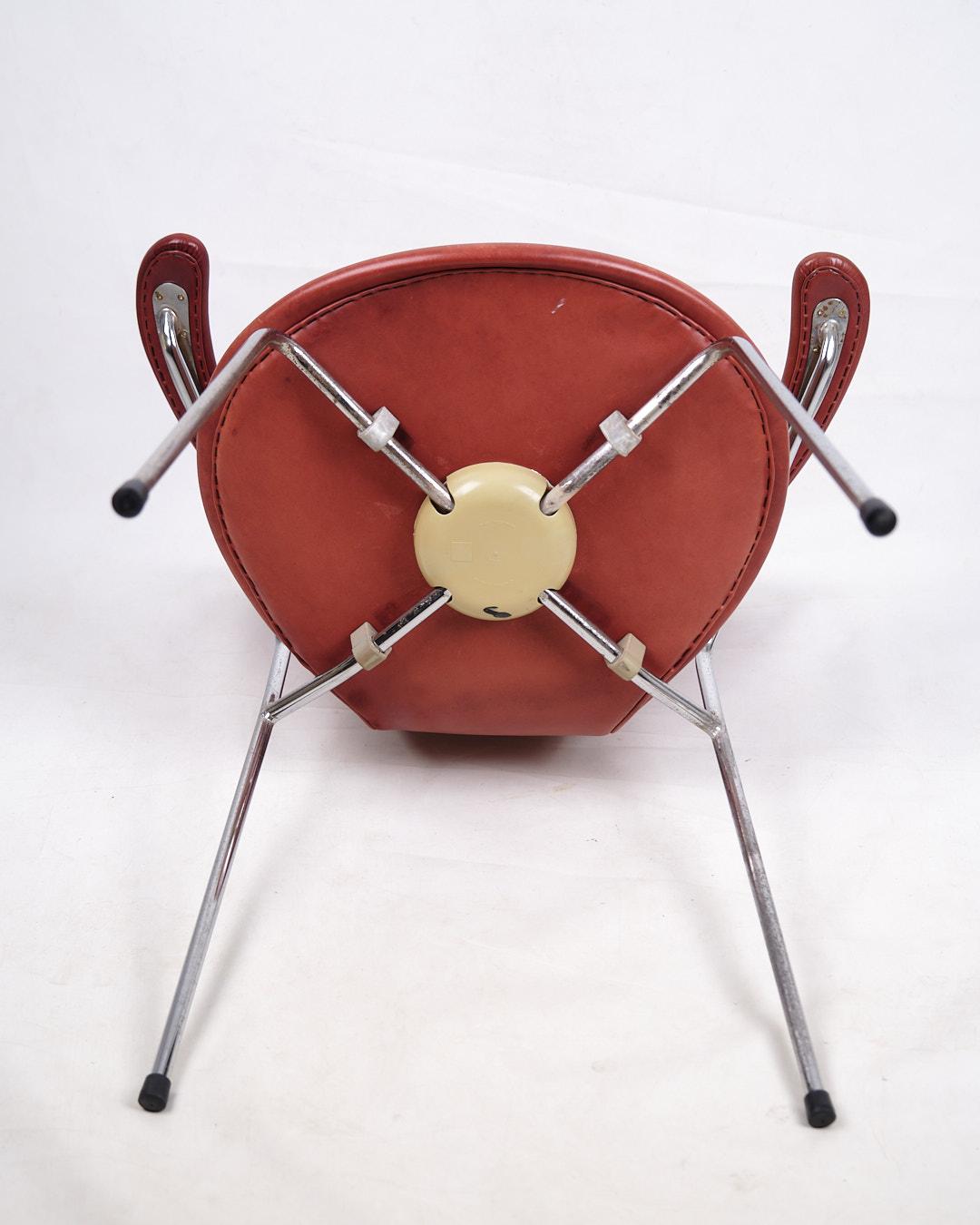 Acier Seven Chair With Armrest Model No 3207 In Cognac Leather By Arne Jacobsen en vente