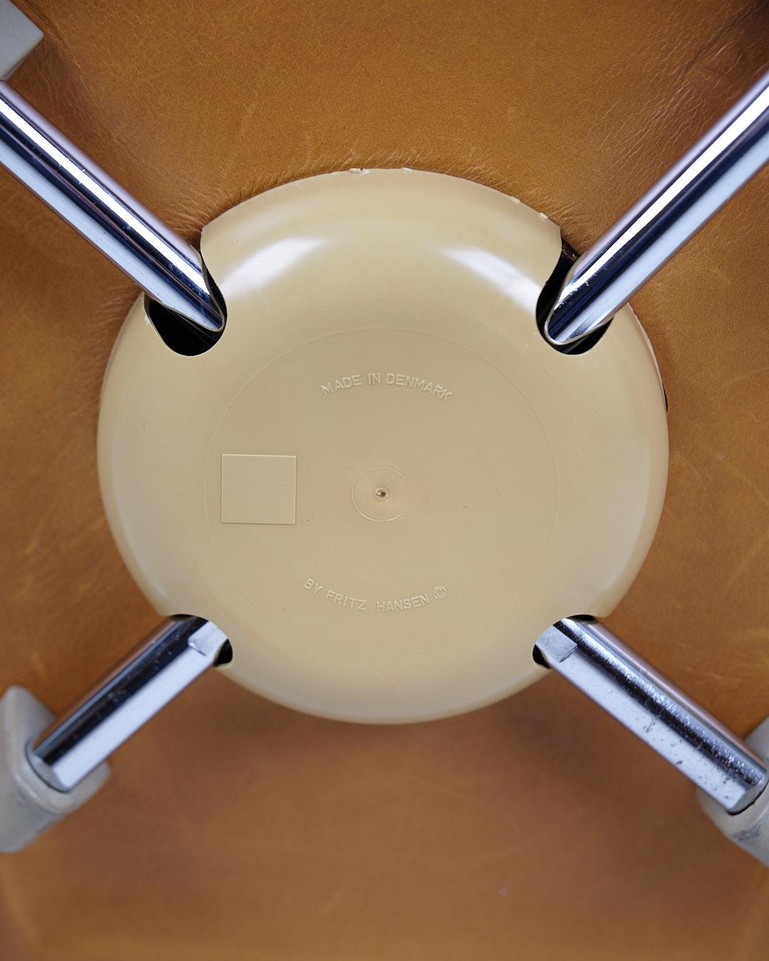 Sieben Stuhl mit Armlehne Model No. 3207 in Cognac Leder von Arne Jacobsen im Angebot 2