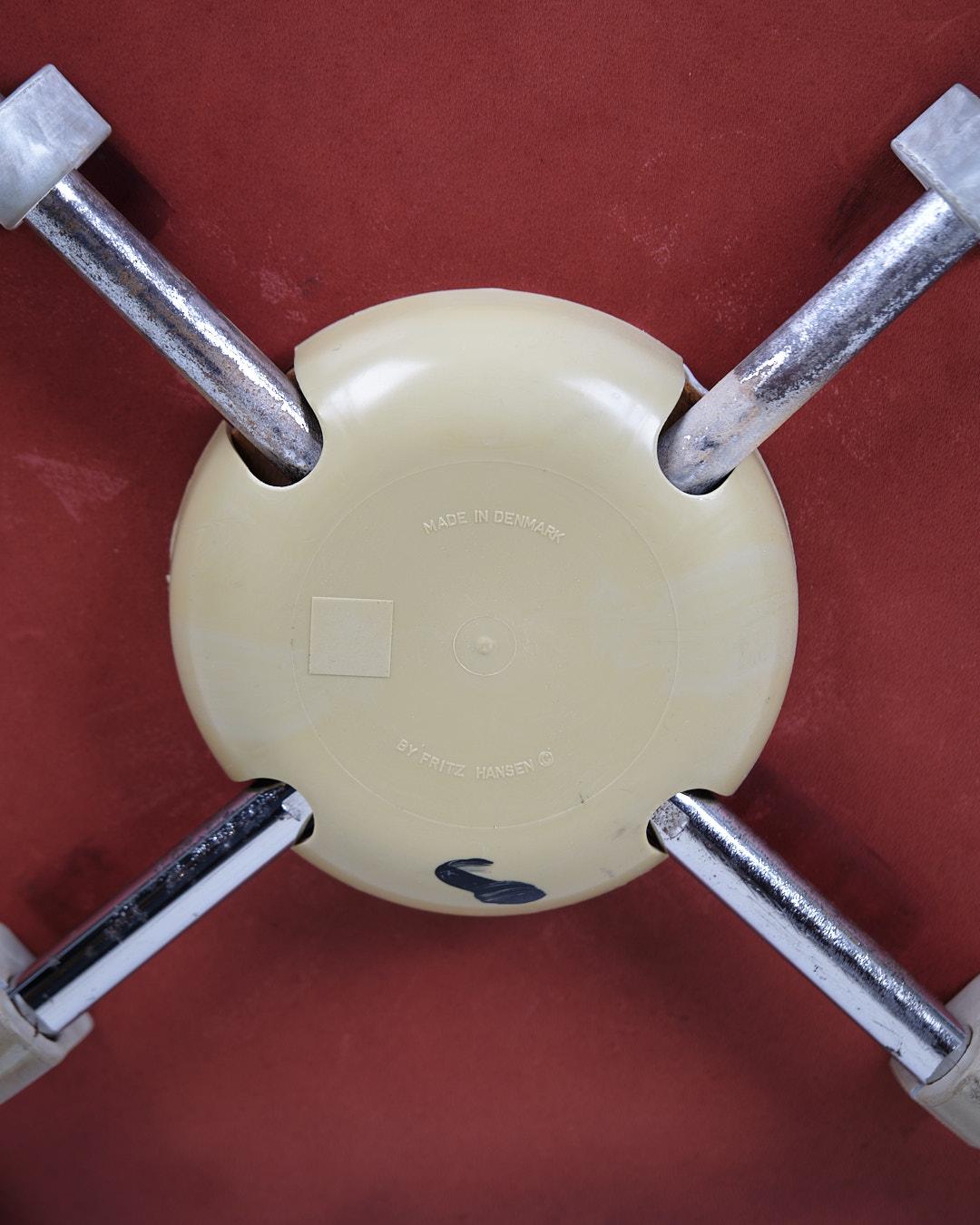 Seven Chair With Armrest Model No 3207 In Cognac Leather By Arne Jacobsen en vente 1