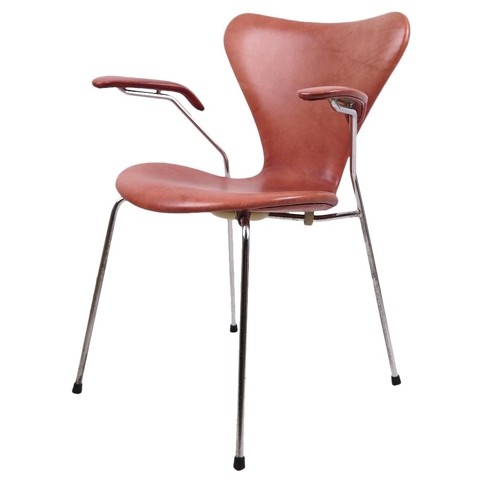 Seven Chair With Armrest Model No 3207 In Cognac Leather By Arne Jacobsen en vente