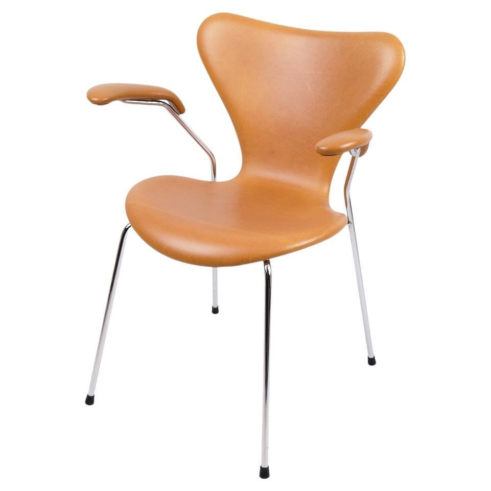 Sedia Seven con braccioli Modello 3207 in pelle cognac di Arne Jacobsen