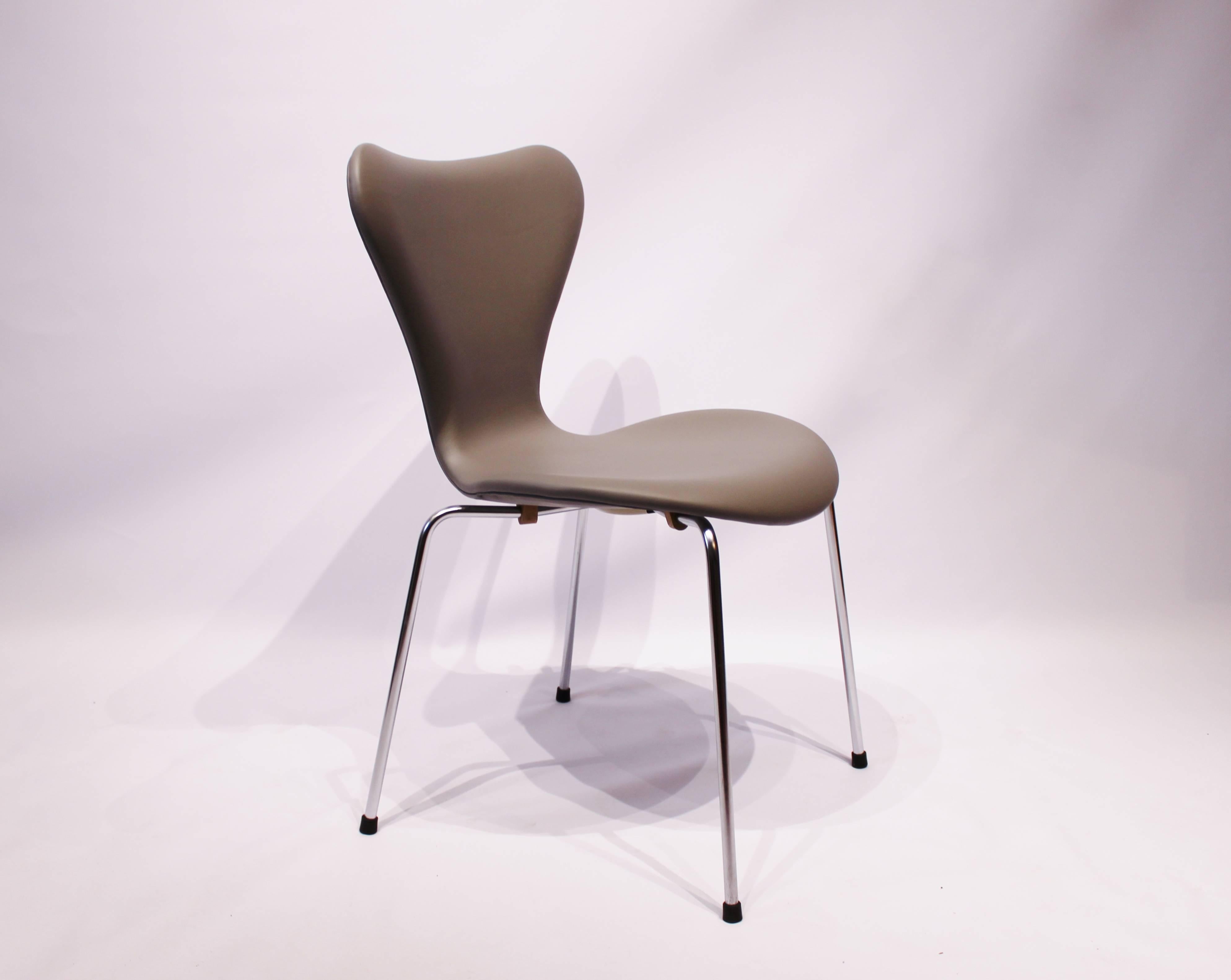 Seven chair, model 3107, designed by Arne Jacobsen and manufactured by Fritz Hansen in the 1980s. The chair is newly upholstered in light grey classic leather. We can upholster more chairs in this leather or any other, if needed.