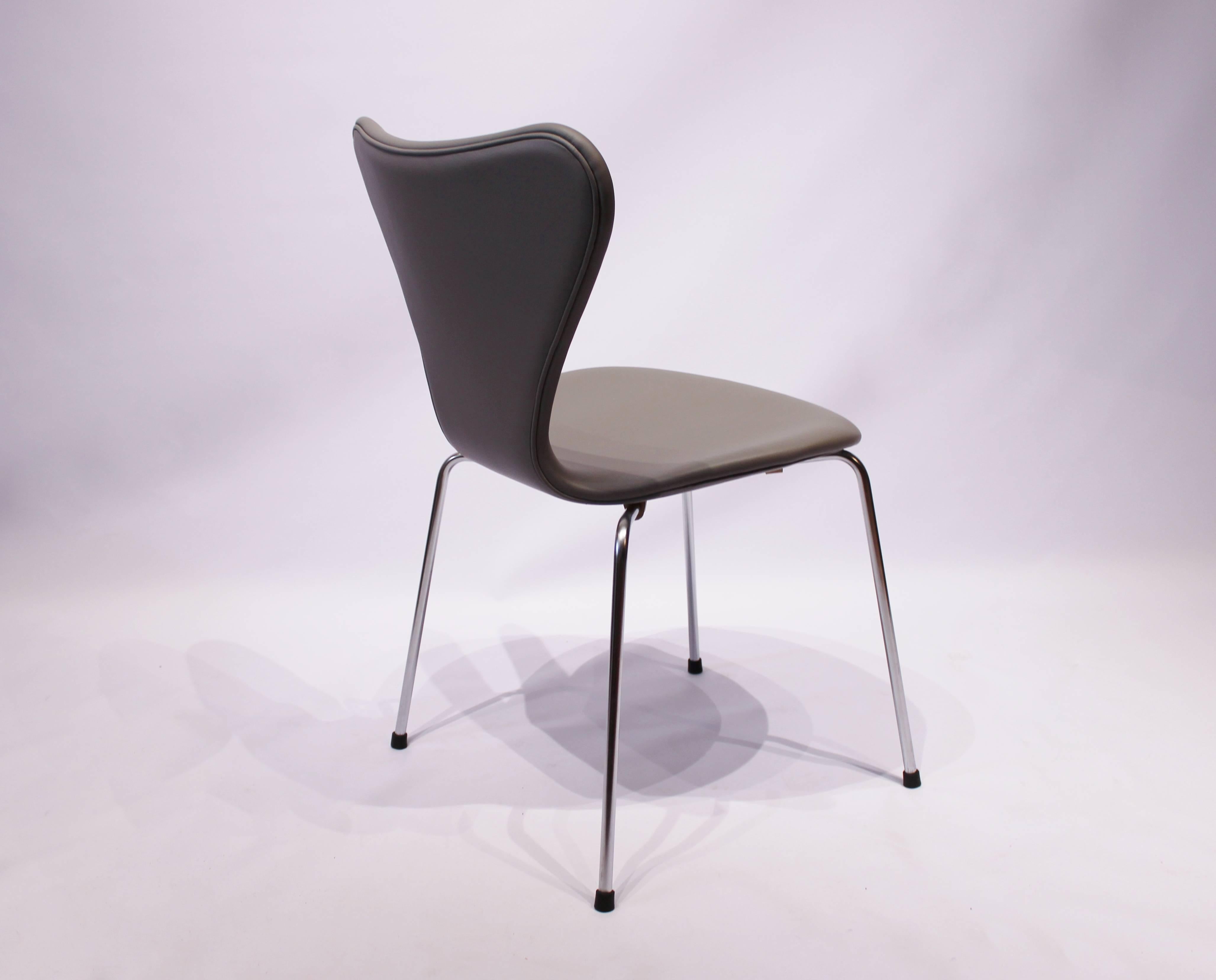 Scandinavian Modern Seven Chair, Model 3107, in Grey Leather by Arne Jacobsen and Fritz Hansen, 1980