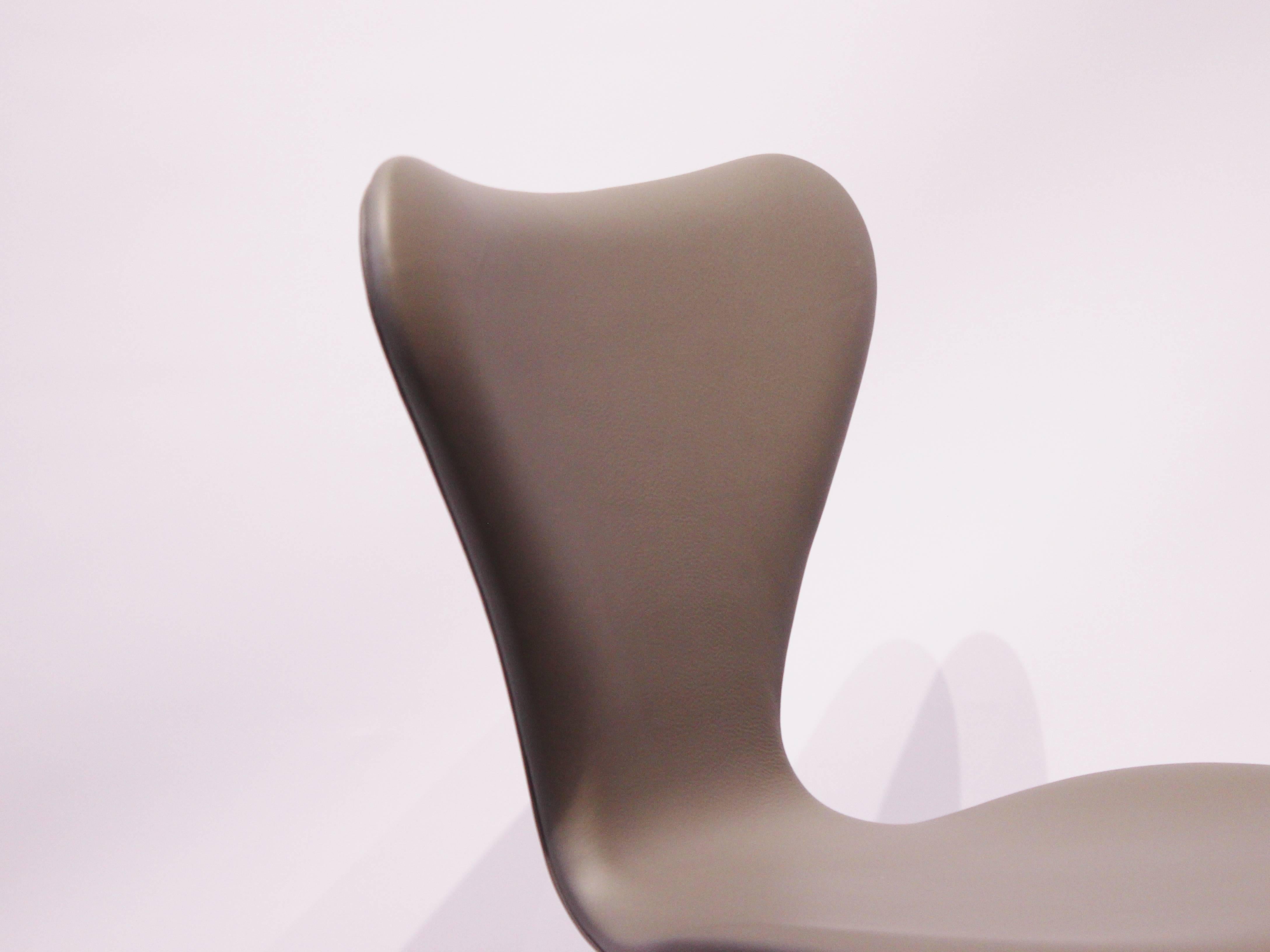 Danish Seven Chair, Model 3107, in Grey Leather by Arne Jacobsen and Fritz Hansen, 1980
