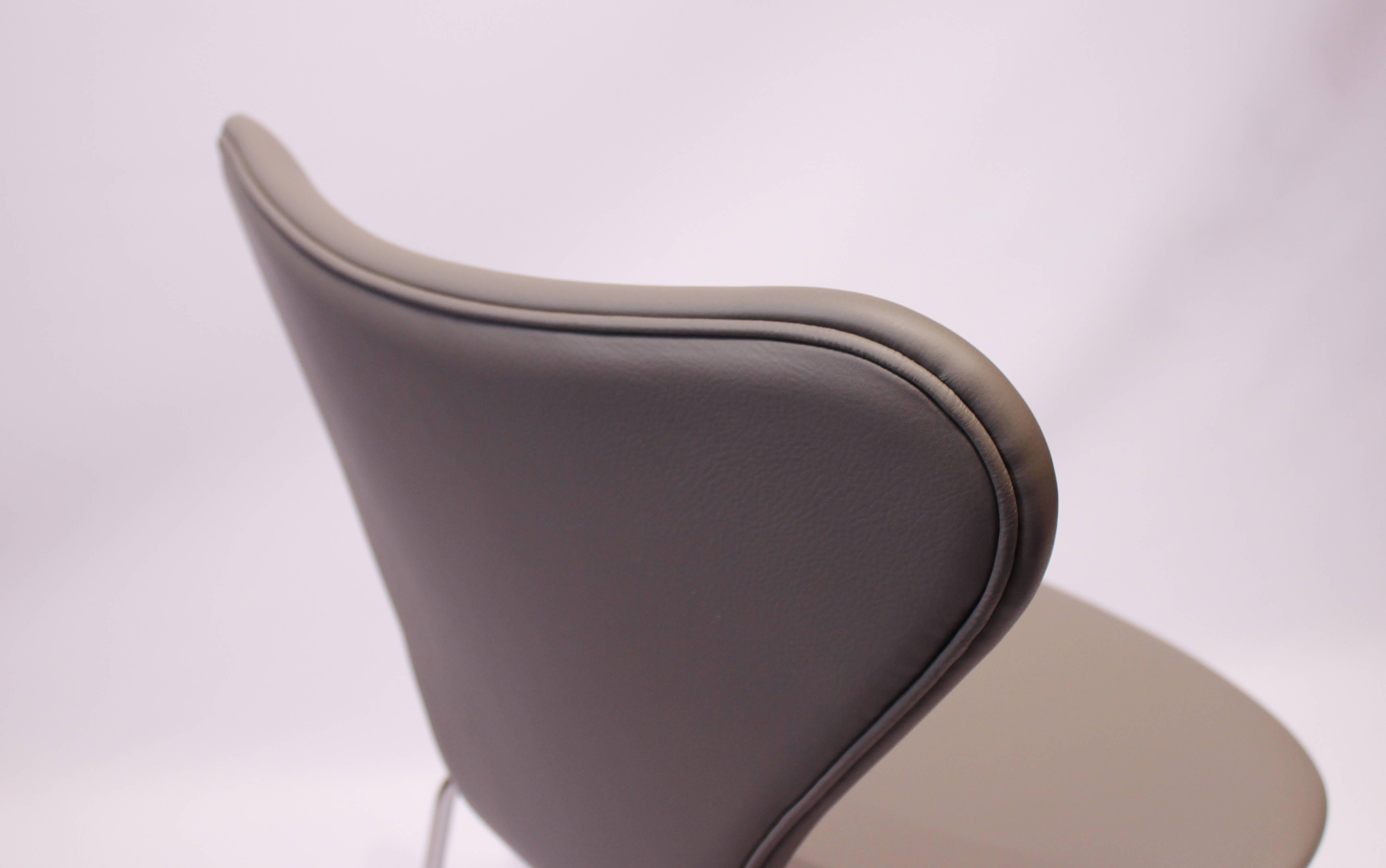 Seven Chair, Model 3107, in Grey Leather by Arne Jacobsen and Fritz Hansen, 1980 1