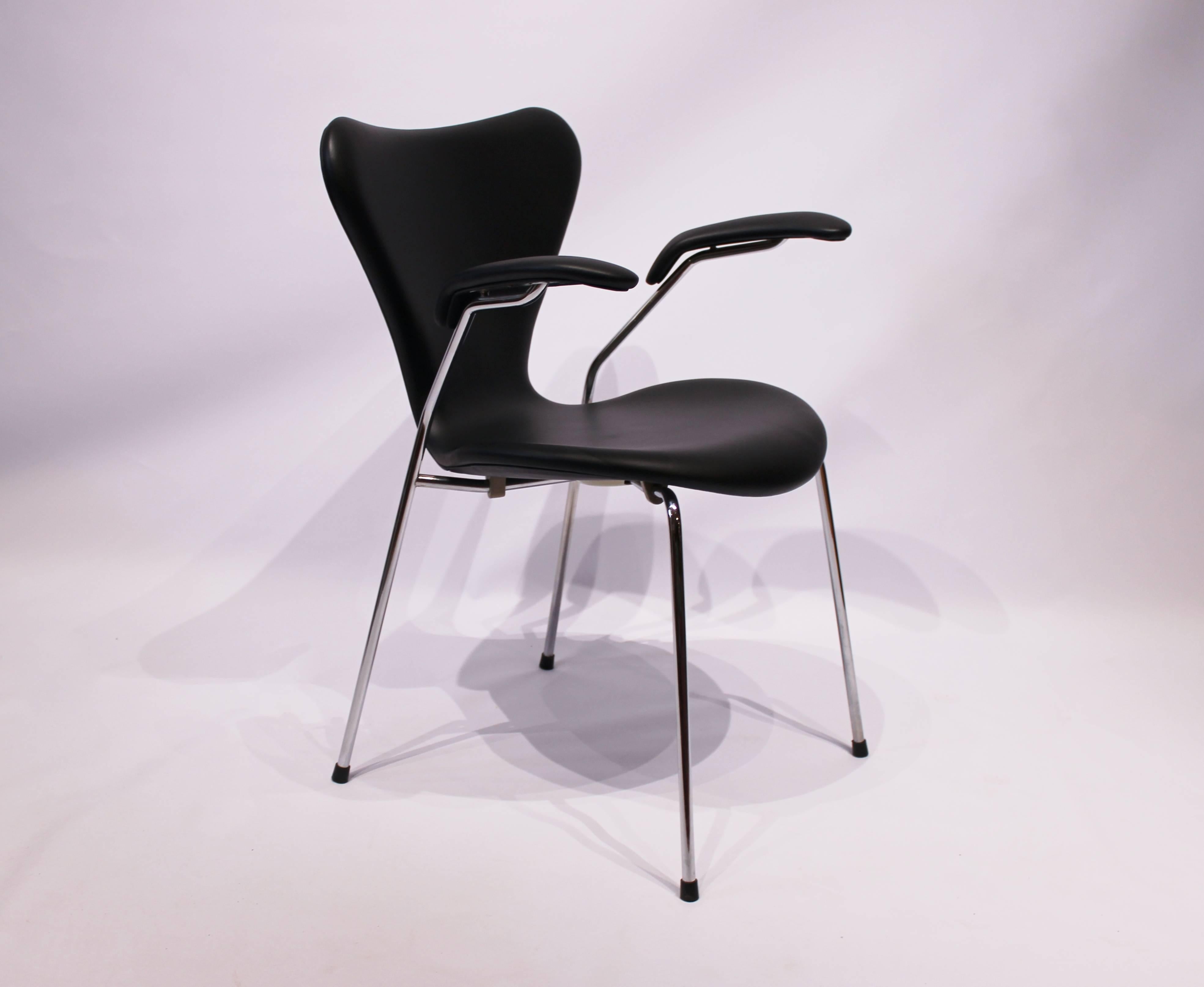 Der Stuhl Seven, Modell 3207, der 1955 von Arne Jacobsen entworfen und in den 1980er Jahren von Fritz Hansen hergestellt wurde, ist eine echte Ikone des modernen Designs der Jahrhundertmitte, die noch immer für ihre zeitlose Eleganz und