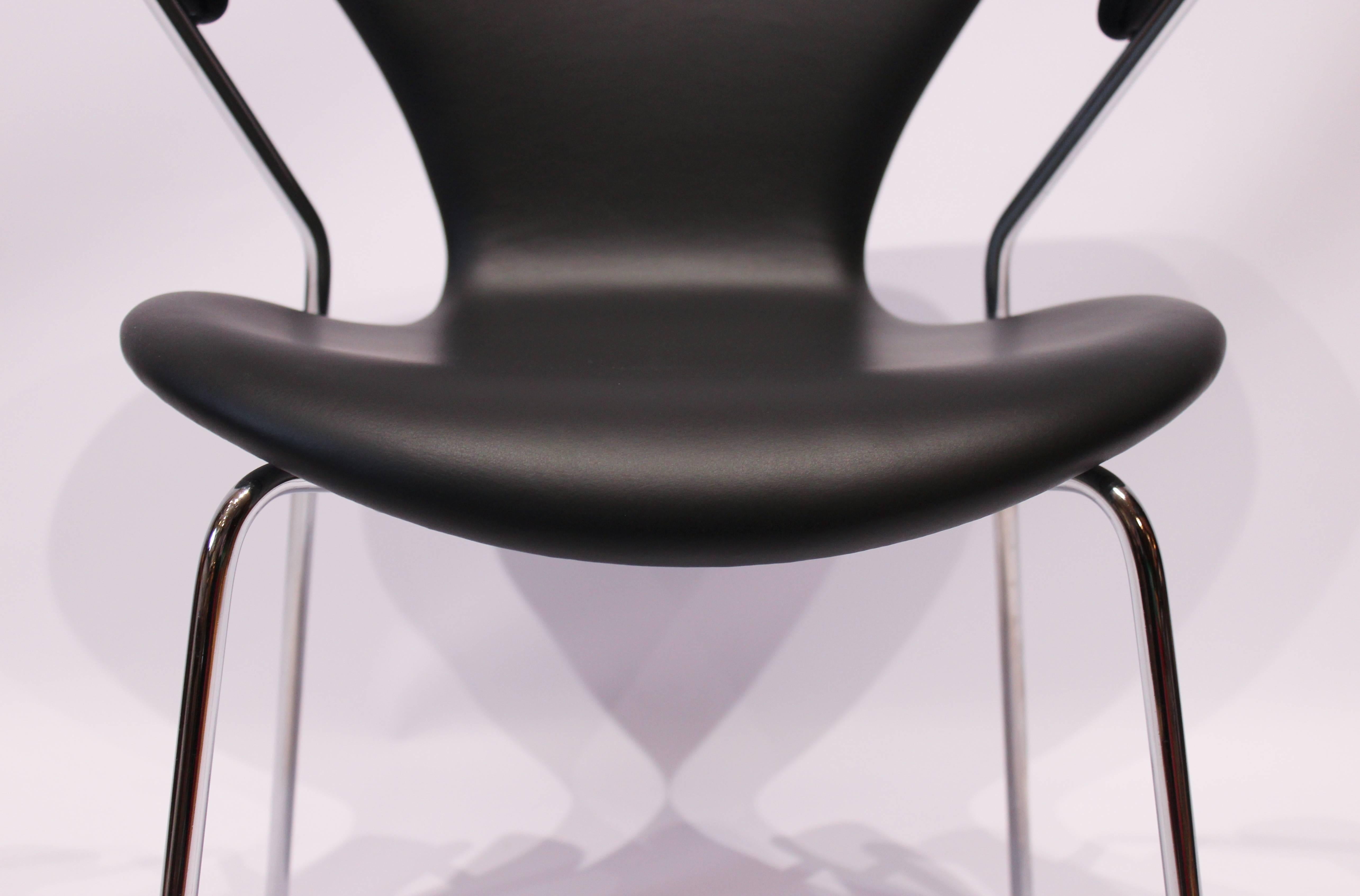 Danois Chaise Seven modèle 3207 en cuir Classic noir Arne Jacobsen en vente