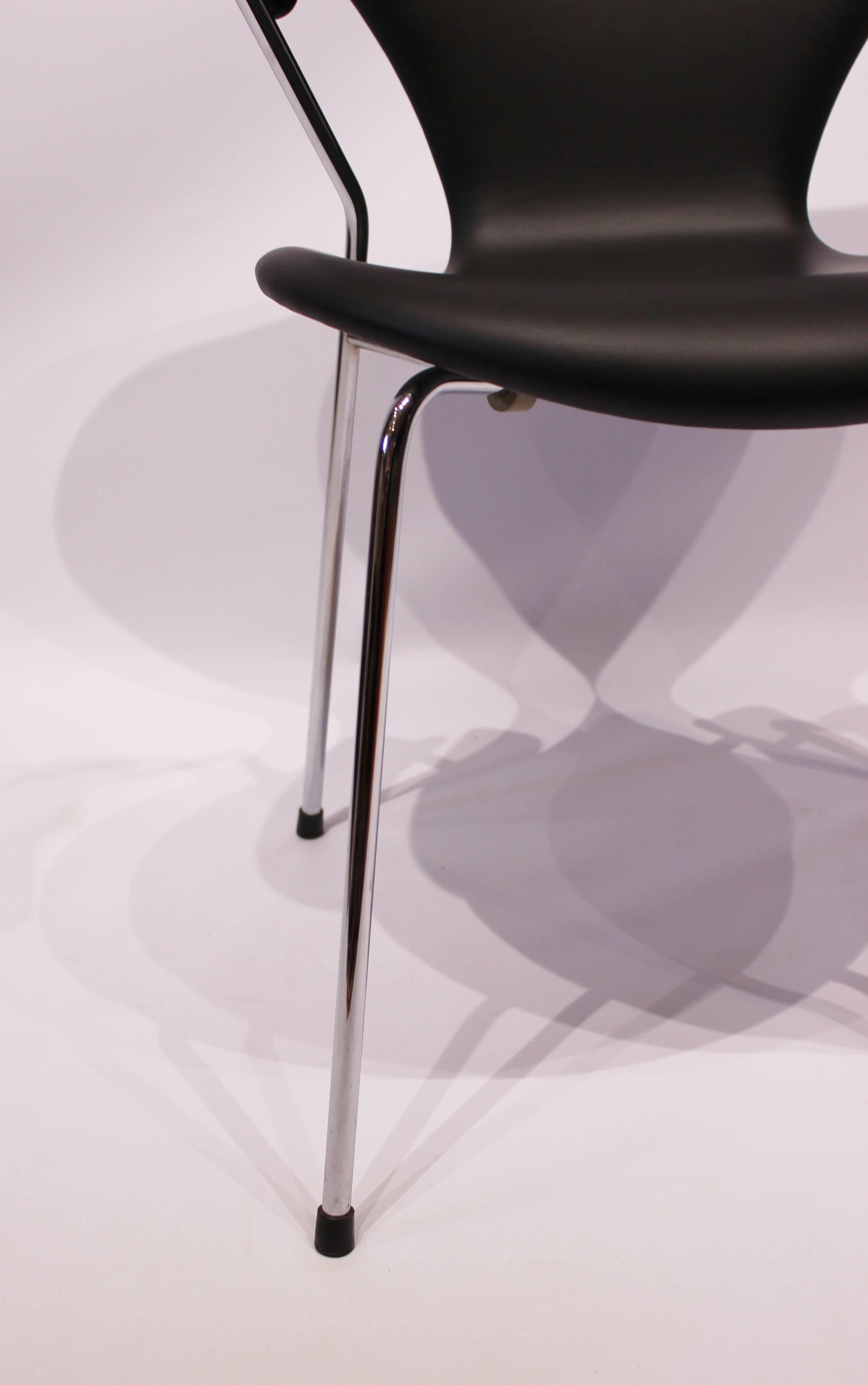 Seven Chair, Modell 3207, mit Armlehne in Black Classic Leather von Arne Jacobsen im Zustand „Hervorragend“ im Angebot in Lejre, DK