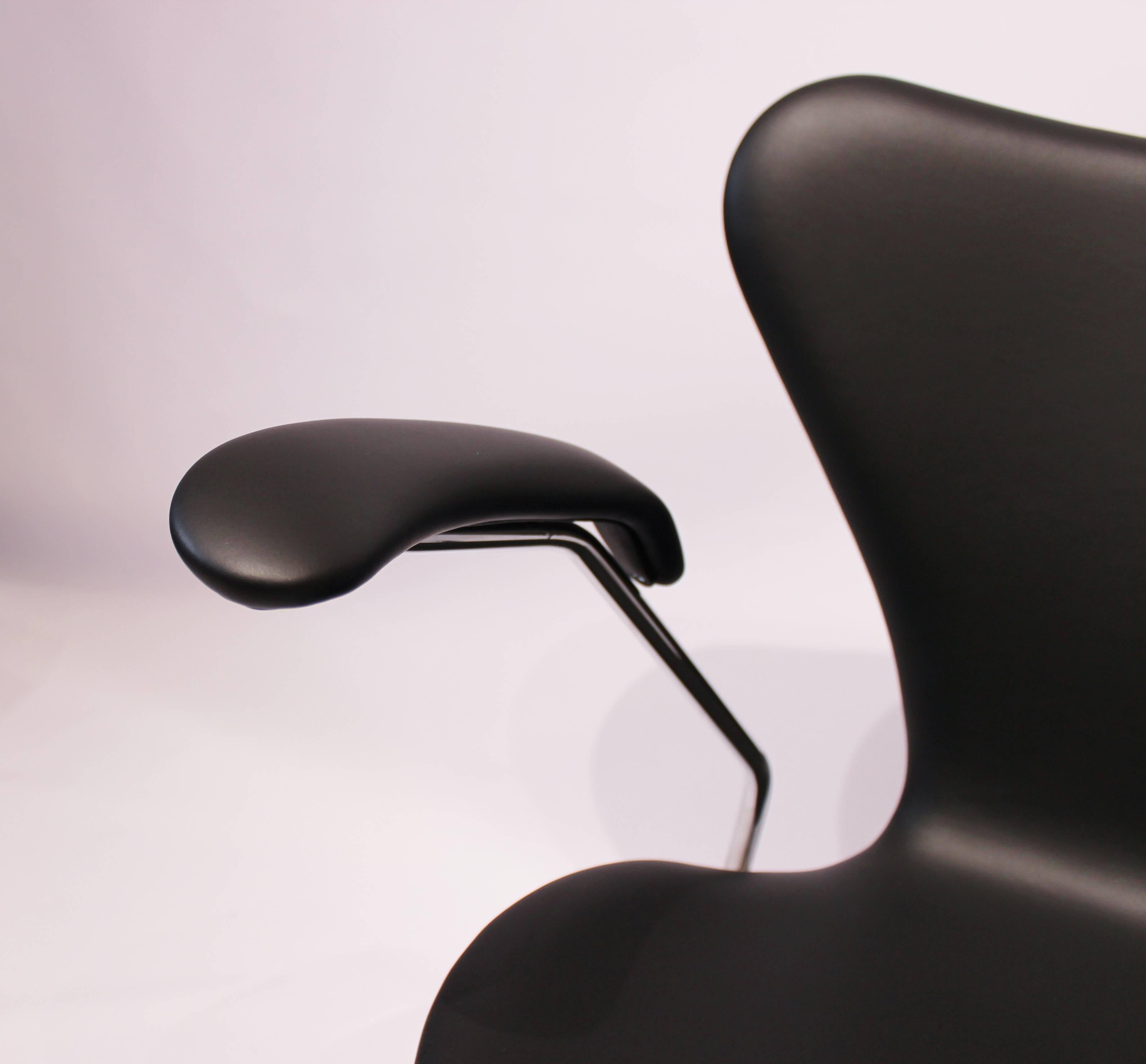 Danish Seven Chair, Model 3207, with Armrest in Black Classic Leather by Arne Jacobsen For Sale