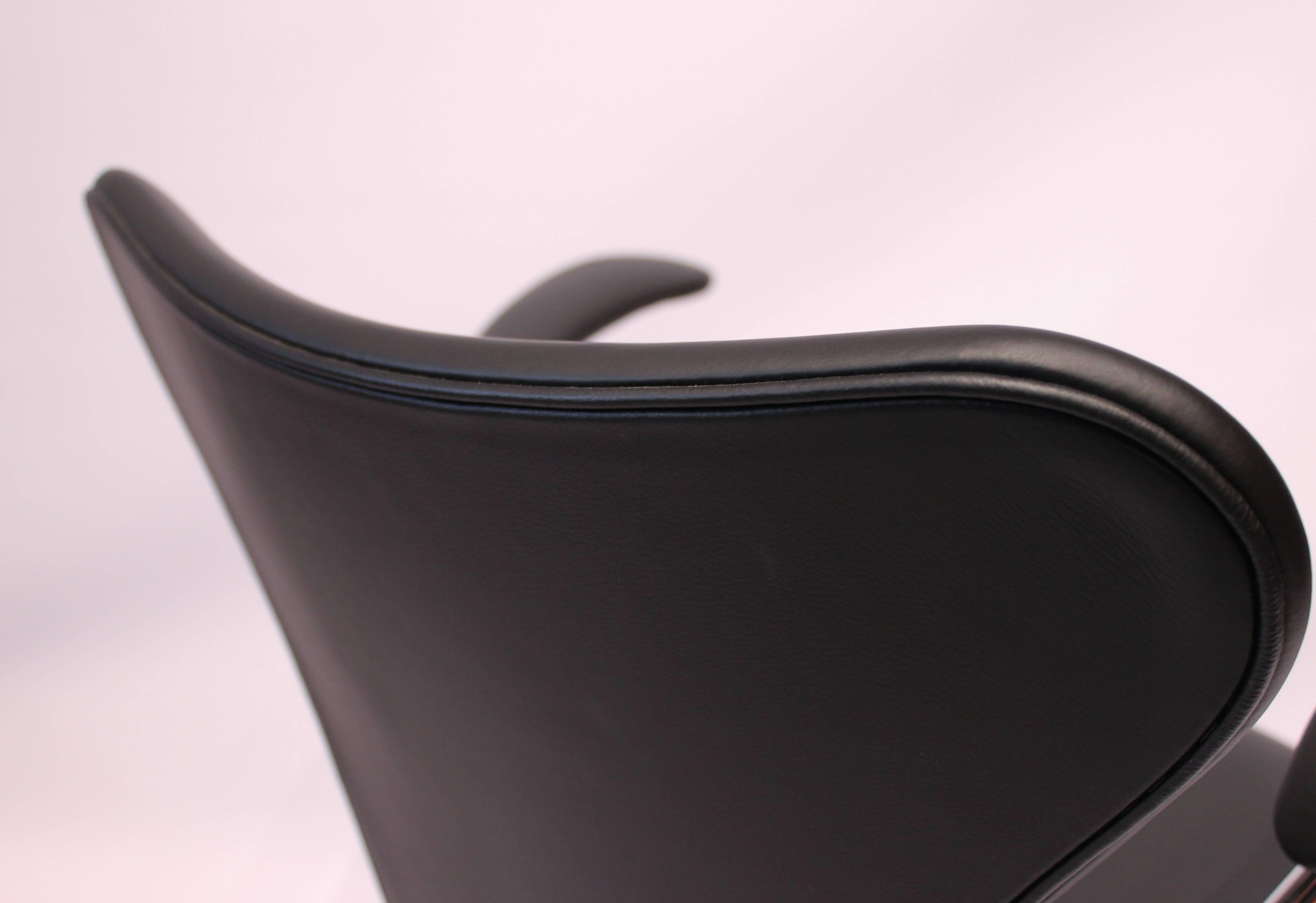 Seven Chair, Modell 3207, mit Armlehne in Black Classic Leather von Arne Jacobsen (Leder) im Angebot