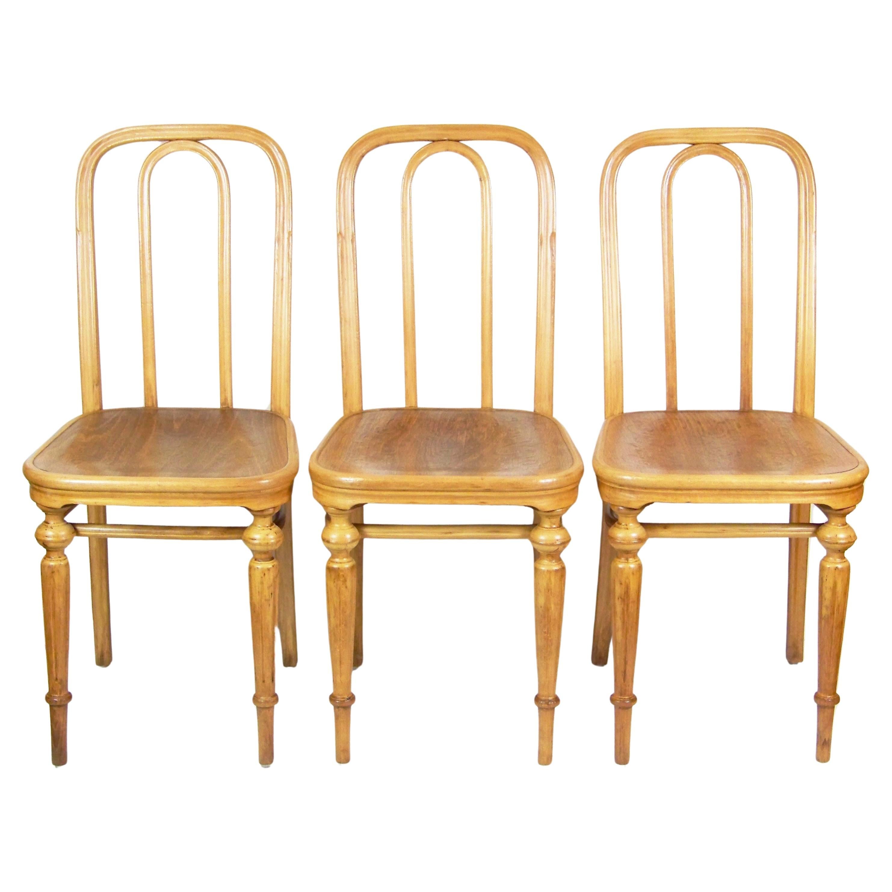 Completely renovated in the recent past. Solid and compact. Perfectly cleaned and polished with shellac.

Model No. 41 appeared in Thonet catalogs in 1885. The most famous use of these chairs was in the reading room of the Museum of Applied Arts in