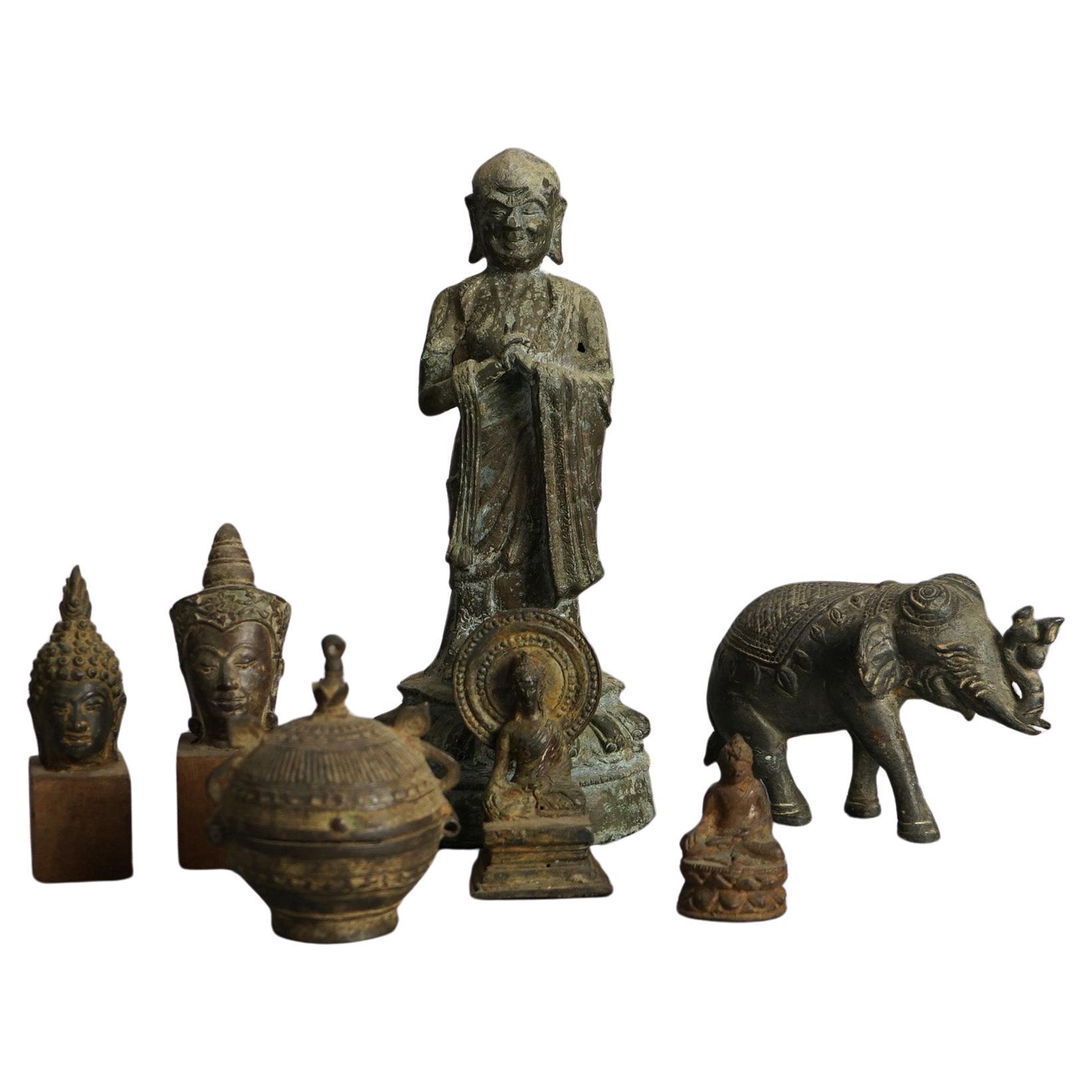 Sept articles anciens chinois en bronze coulé 19ème siècle en vente