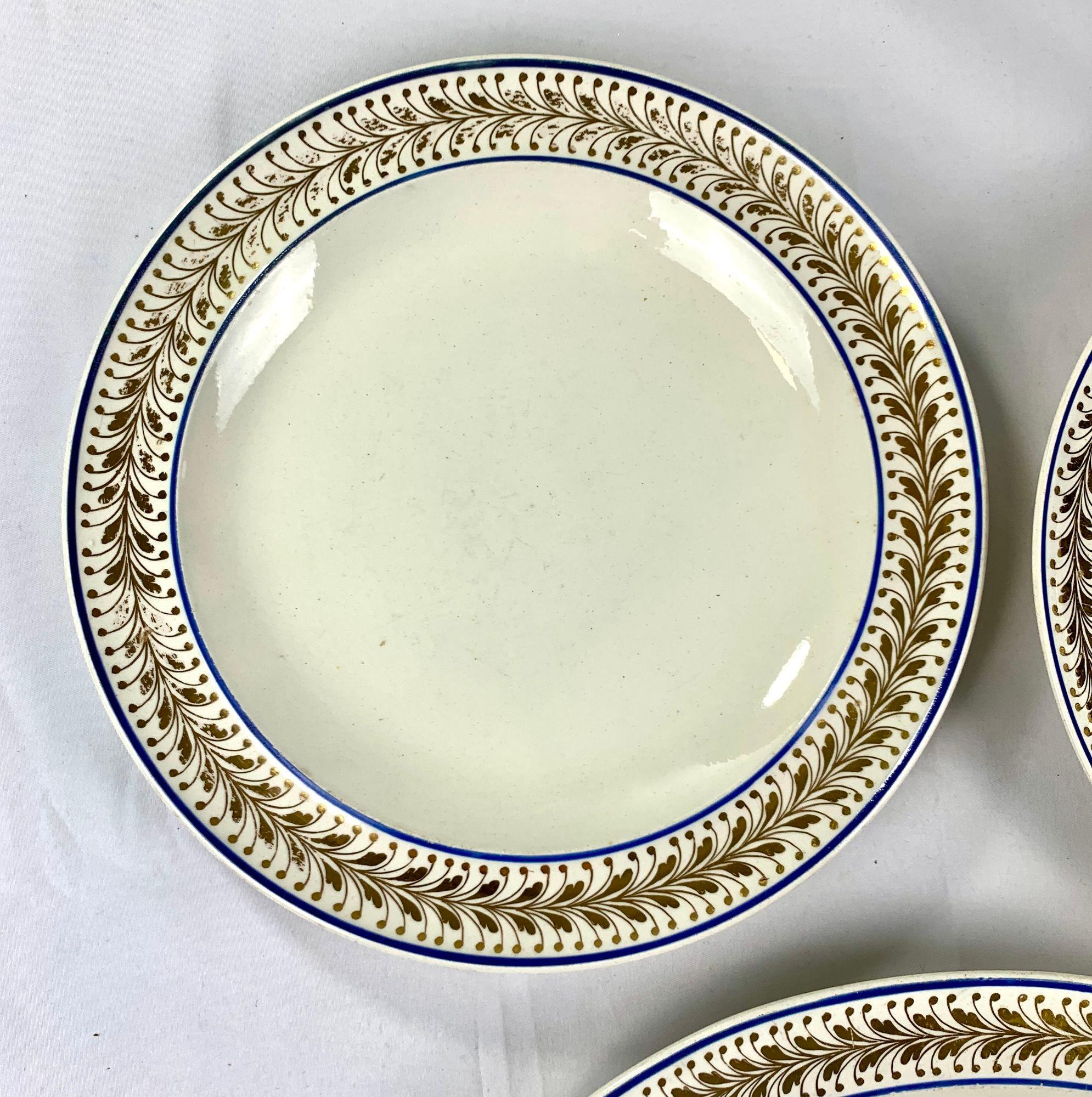 Ce charmant ensemble de sept plats en porcelaine à la crème est décoré sur le bord d'une bande de feuilles et de baies brillamment dorées dans des lignes bleues.
La couleur riche et crémeuse de la vaisselle est complétée par la magnifique bordure