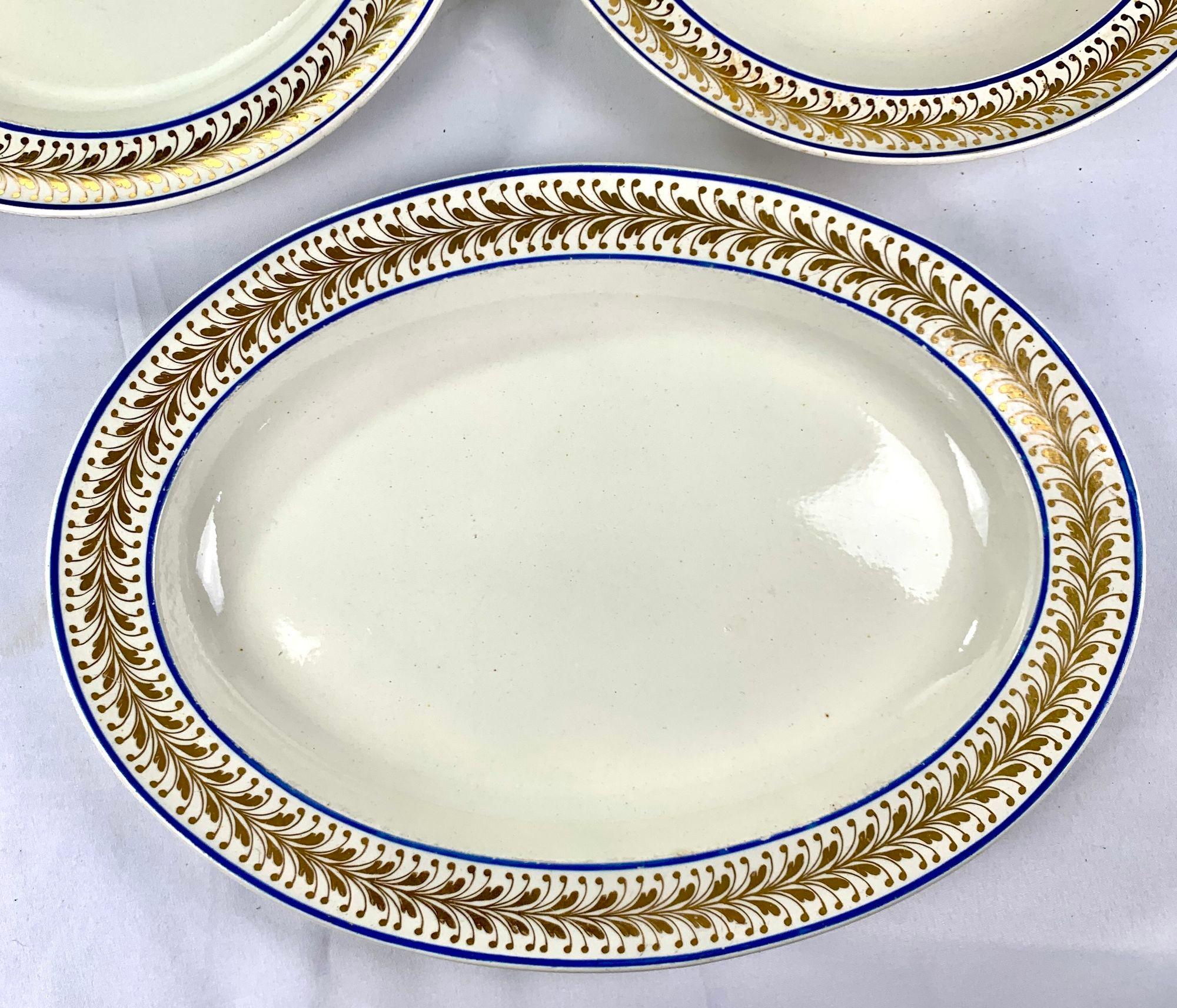 Sept plats en faïence avec décoration à chevrons dorés, Angleterre, vers 1810 Excellent état - En vente à Katonah, NY