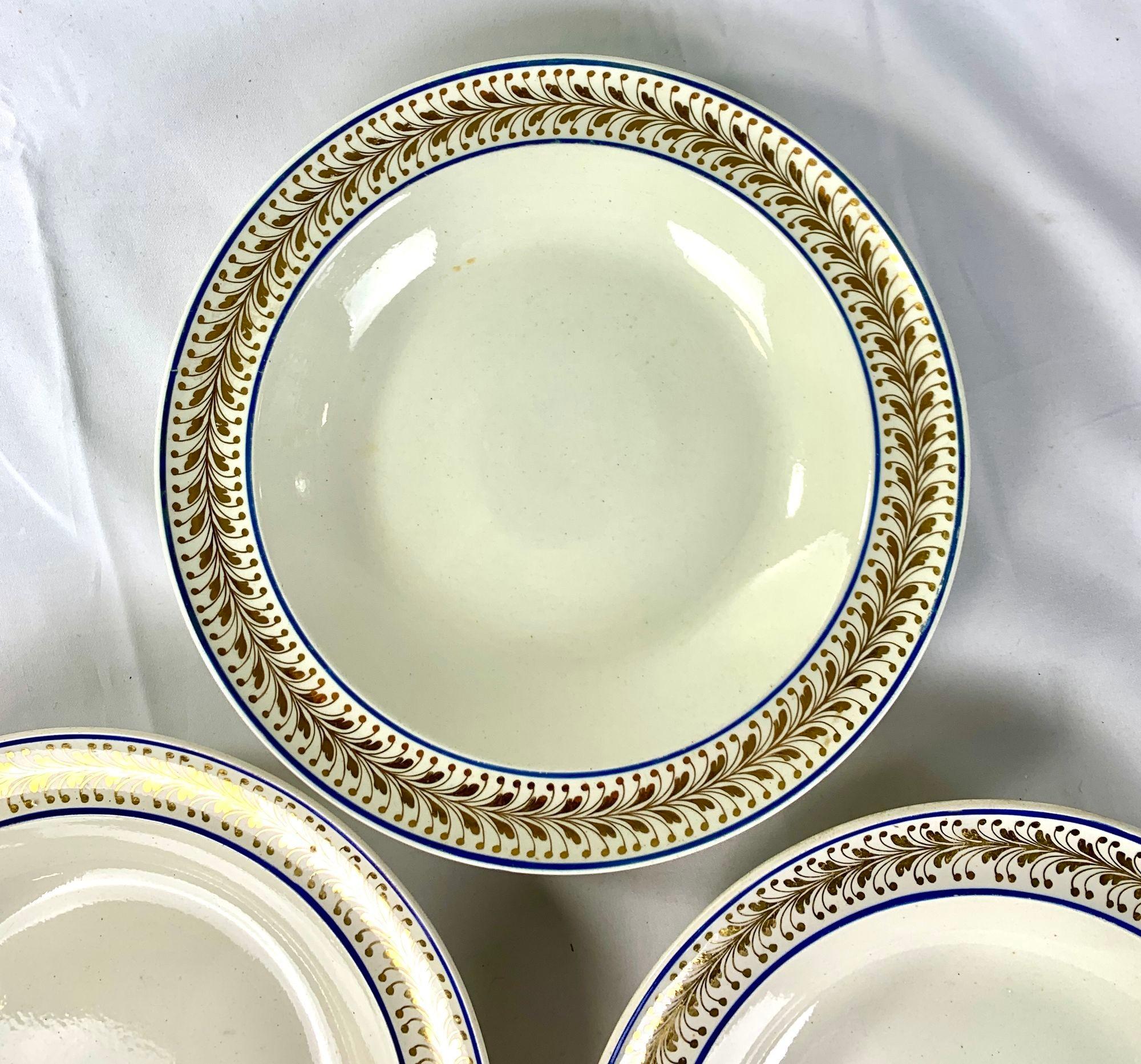 XIXe siècle Sept plats en faïence avec décoration à chevrons dorés, Angleterre, vers 1810 en vente