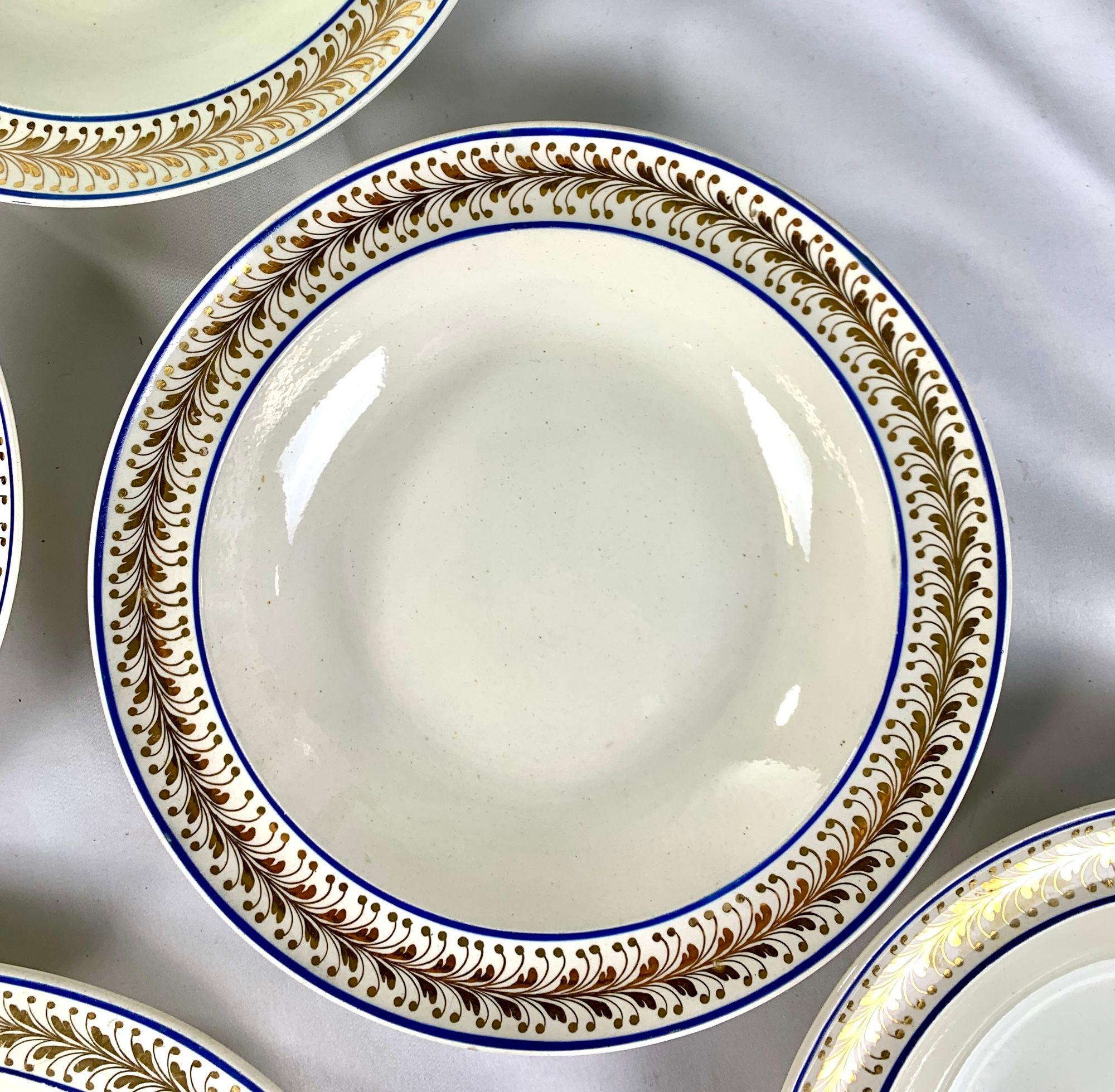 Creamware Sept plats en faïence avec décoration à chevrons dorés, Angleterre, vers 1810 en vente