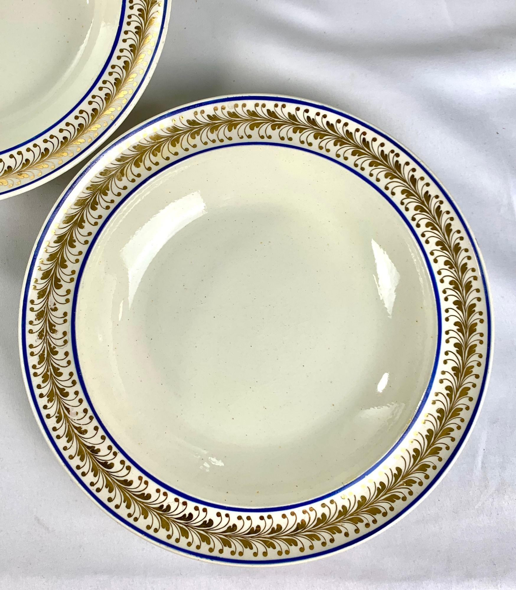 Sept plats en faïence avec décoration à chevrons dorés, Angleterre, vers 1810 en vente 1