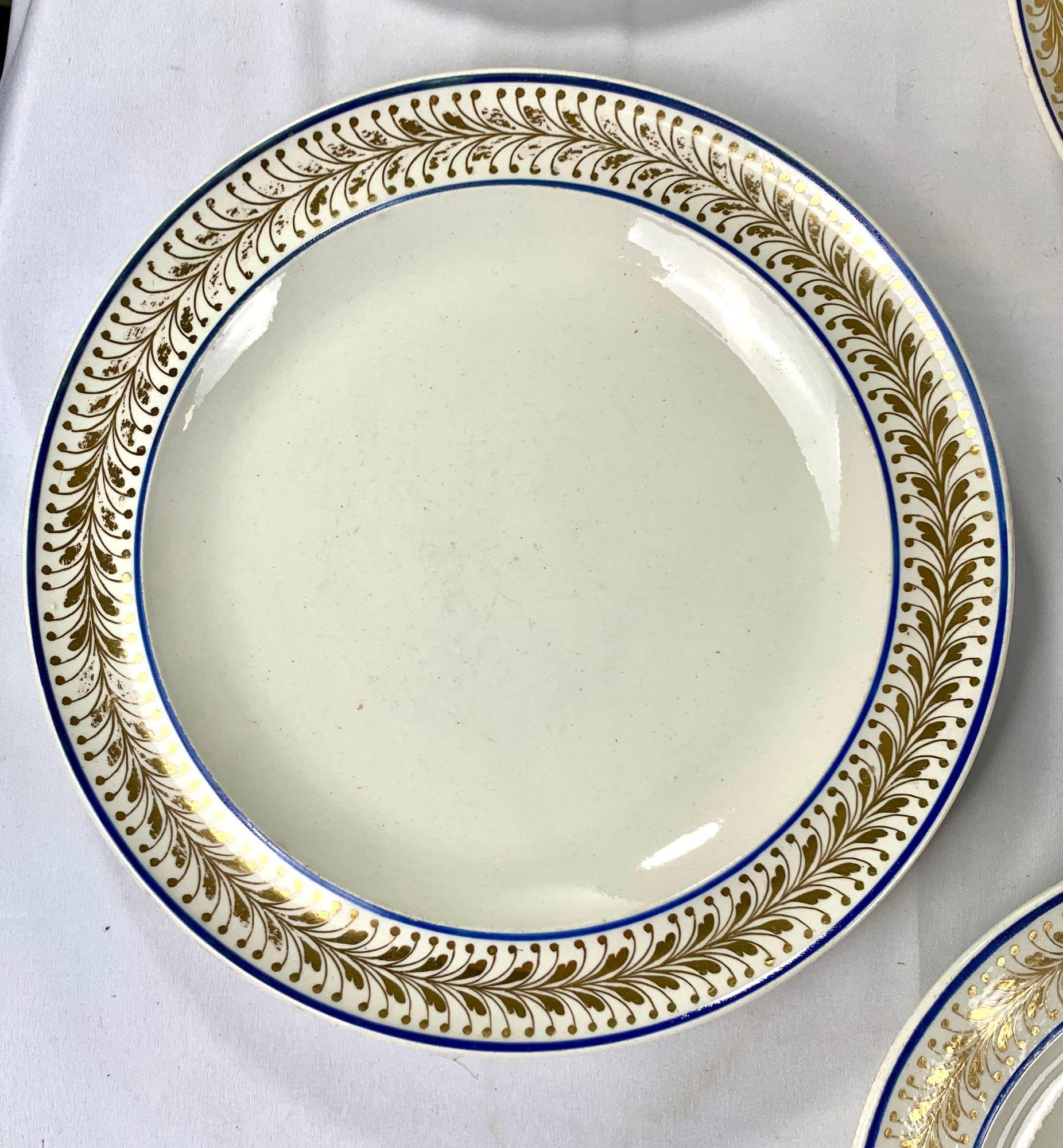 Sept plats en faïence avec décoration à chevrons dorés, Angleterre, vers 1810 en vente 2