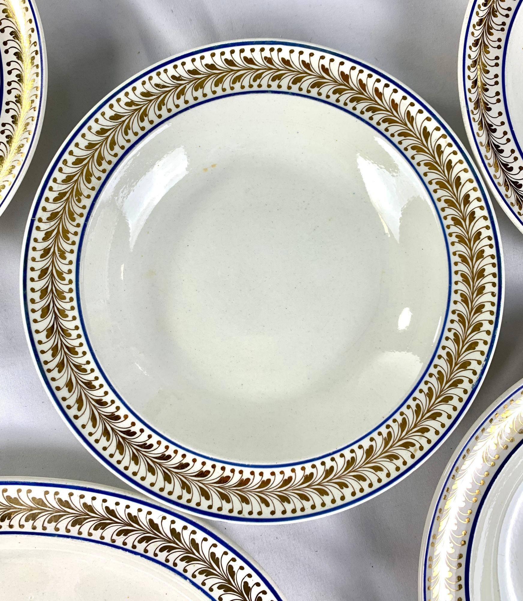 Sept plats en faïence avec décoration à chevrons dorés, Angleterre, vers 1810 en vente 3