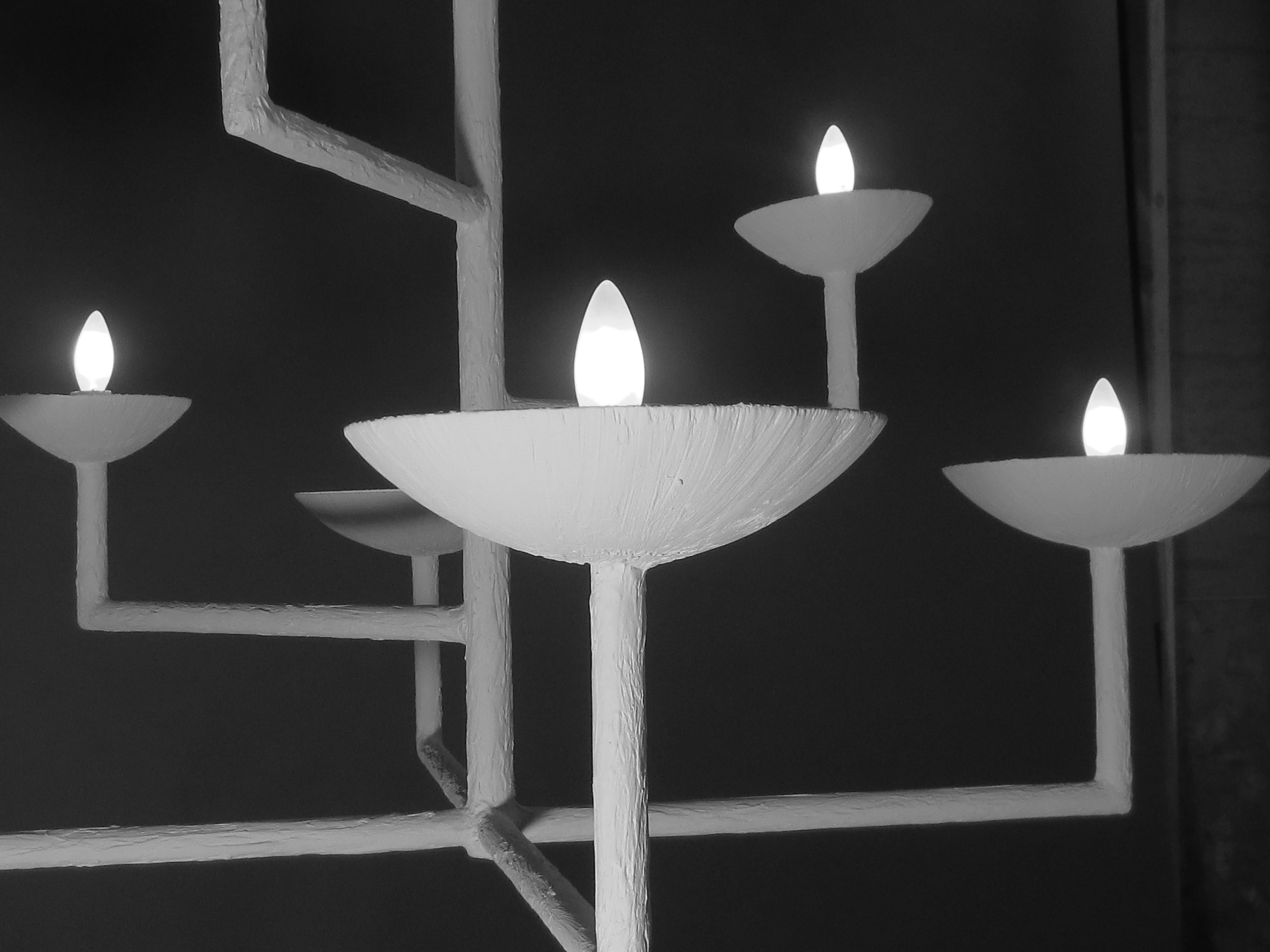 Le lustre carré Seven Cup de Tracey Garet d'Apsara Interior Design.  Le lustre comporte 7 coupes avec 7 lumières sur différents niveaux. La pièce présentée est en plâtre blanc. La fabrication est en plâtre sur des tubes d'acier.  Toutes les
