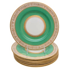 Sept assiettes plates anciennes sur mesure, design en or fin sur fond vert. Anglais 