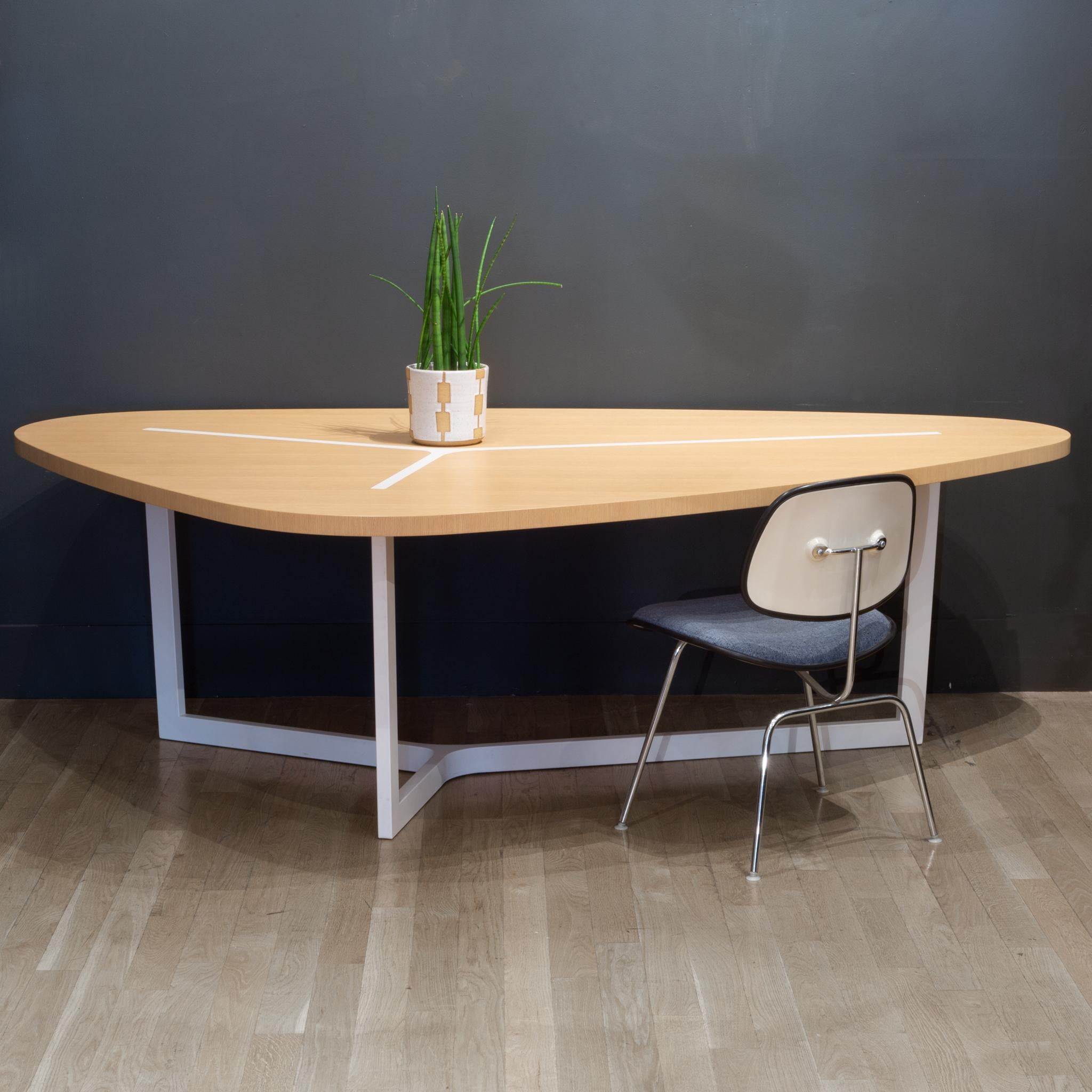 ABOUT

Three uneven sides are an alternative to the traditional layout. Designed to seat 7, in the formation 3+2+2. The appearance changes depending on the position of the table and the pattern of the three-branch structure emerges on the top’s