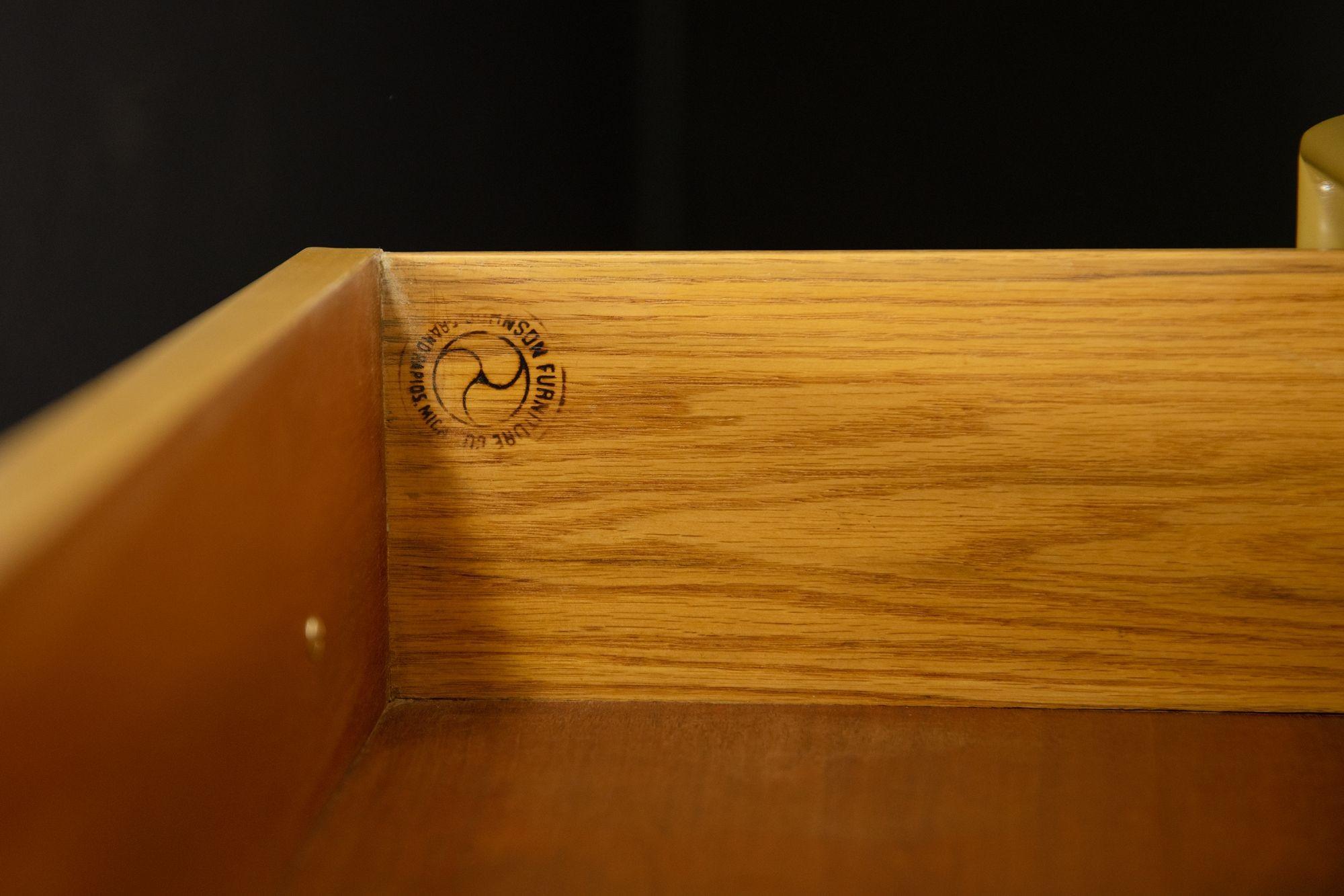 Kommode mit sieben Schubladen von Paul T. Frankl für Johnson Furniture Company im Zustand „Hervorragend“ im Angebot in Dallas, TX