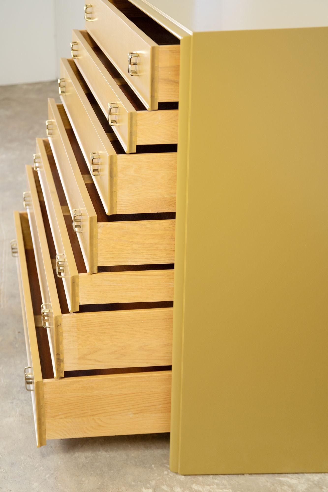 Kommode mit sieben Schubladen von Paul T. Frankl für Johnson Furniture Company (Messing) im Angebot