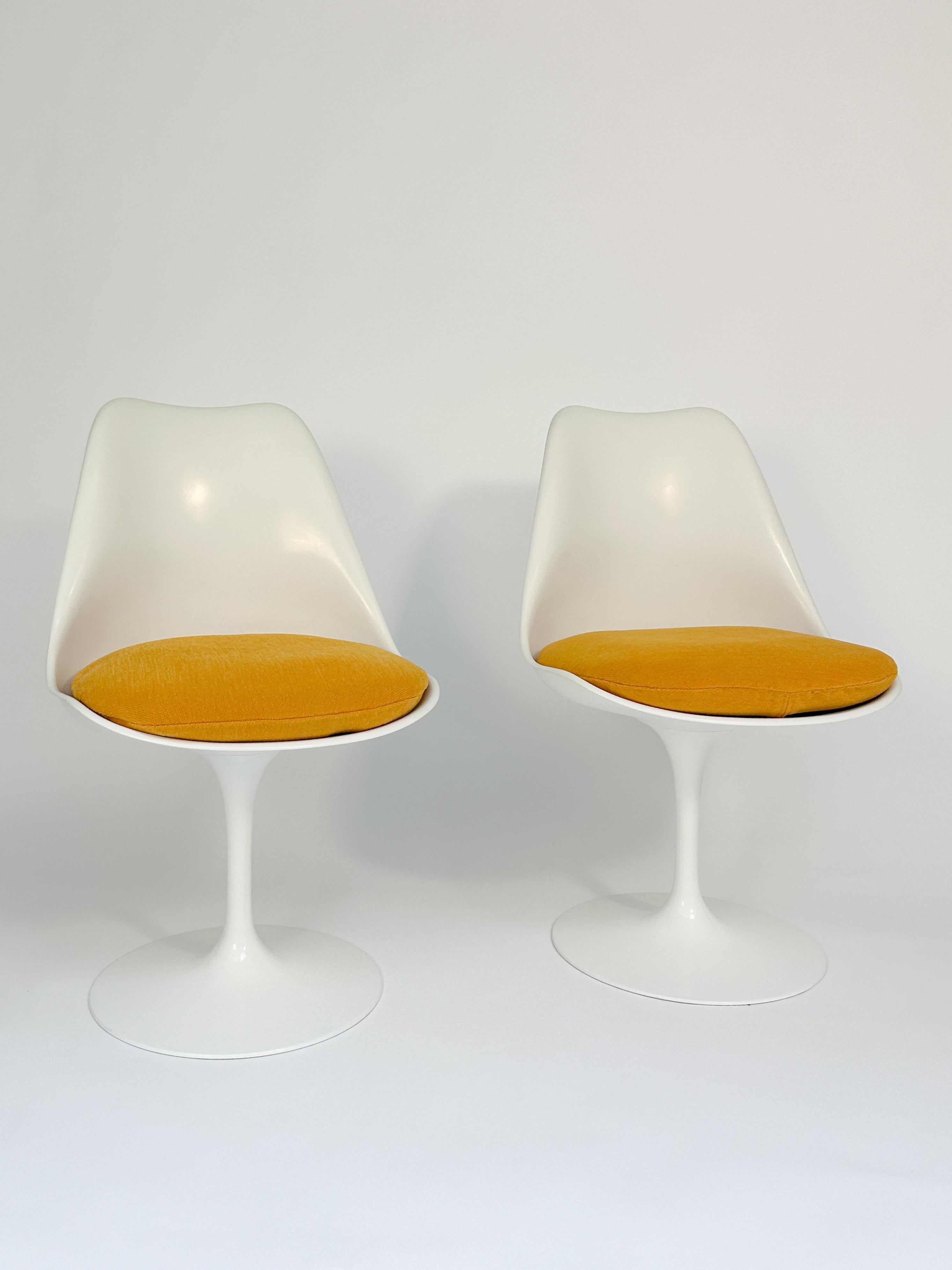 Magnifique ensemble de sept chaises Tulip d'Eero Saarinen, produit par Knoll en Allemagne vers 1975/76. 

Tout est d'origine et en très bon état avec les coques de siège blanches, pas de décoloration !
Livré avec les coussins d'assise d'origine et