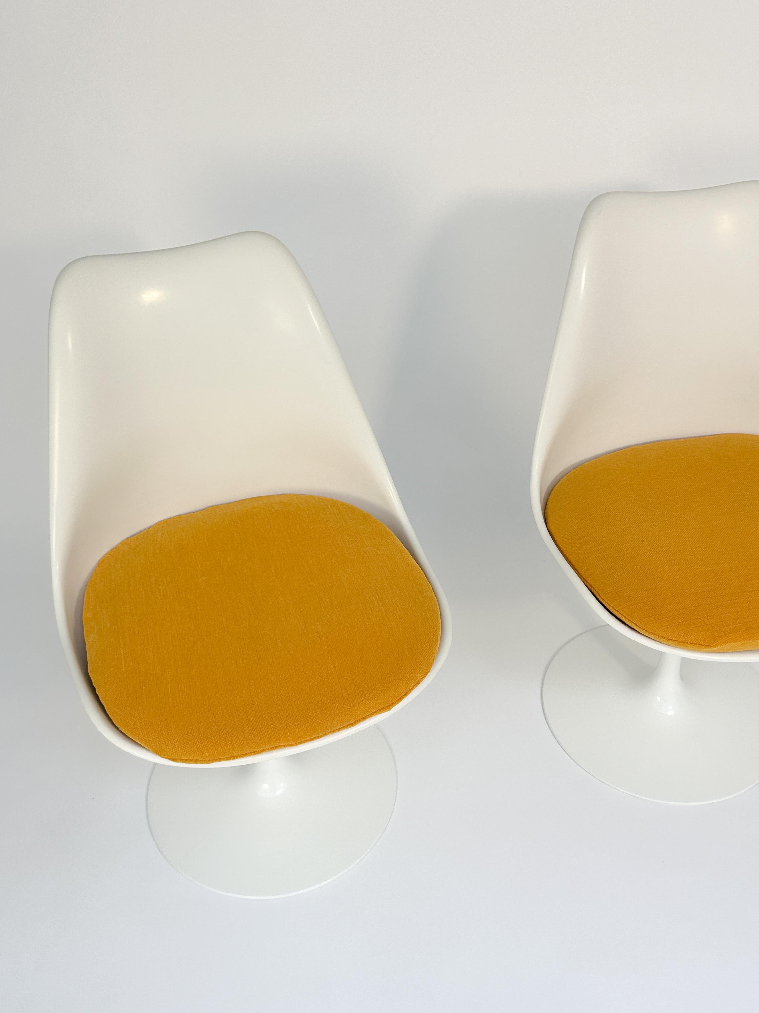 Moulage Sept chaises tulipe d'Eero Saarinen pour Knoll International des années 1970, toutes originales en vente
