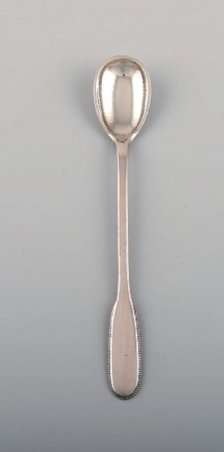 Seven Evald Nielsen number 14 iced tea spoons in hammered silver. 1920s.
Length: 17.5 cm.
Stamped.
In excellent condition.
Our skilled Georg Jensen silversmith/goldsmith can polish all silver and gold so that it looks like new. The price is very